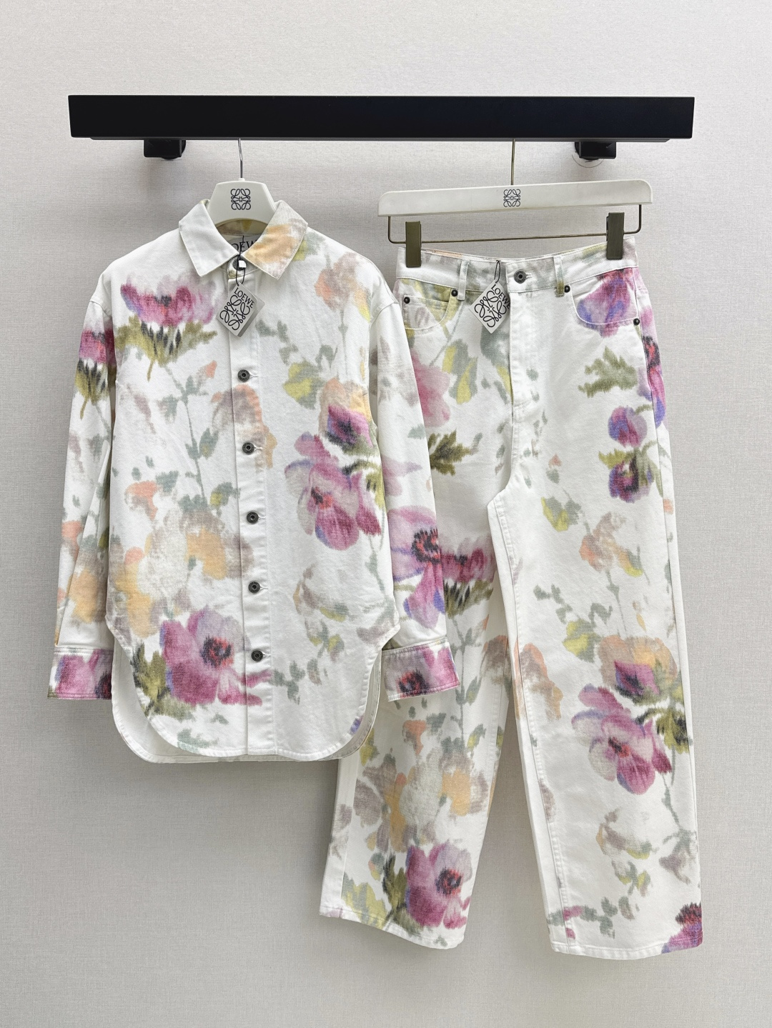 NO:435804,Loe 25Ss—————The latest Paula’s series romantic printed denim shirts in early autumn are colorful, full of vitality and passion in blur and hazy. The super large spring flower print pattern is super eye-catching. The loose style curved lines are cut casual, casual and fashionable and handsome. The upper body is really amazing. The logo leather brand is low-key and luxurious. The thin cotton denim fabric is super texture. The age-reducing items that can be sweet and salty. One-color spot-on sml, loewe, shirts, alexander wang19860909Loe 25Ss————早秋最新款Paula’s系列浪漫印花牛仔衬衫色彩斑斓～模糊朦胧中充满活力和激情 超大朵丽春花印花图案超级吸引眼球 宽松版型弧形线条剪裁休闲随性时髦又帅气 上身真的很惊艳 定位后领logo皮牌低调奢华 薄棉牛仔面料质感超赞 可甜可盐的减龄单品 一色现货发售sml,,loewe,shirts,alexander wang,Women's clothing