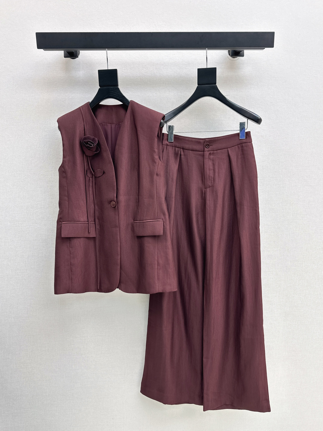 NO:435801,VLTN 25Ss————The latest spring and summer elegant temperament suit vest jacket + trousers. The upper body looks slim and tall. Three-dimensional flower decoration. The gentle and elegant feeling of aura is exquisite and slim and not picky. One set is available in four colors. Smlxl,,jackets & coats,alexander wang19860909VLTN 25Ss————春夏最新款优雅气质套装马甲外套+西裤 上身显瘦又高挑 立体花朵装饰 不失气场的温柔优雅感 精致既视感版型显瘦不挑人 一套出 四色现货发售smlxl,,jackets & coats,alexander wang,Women's clothing