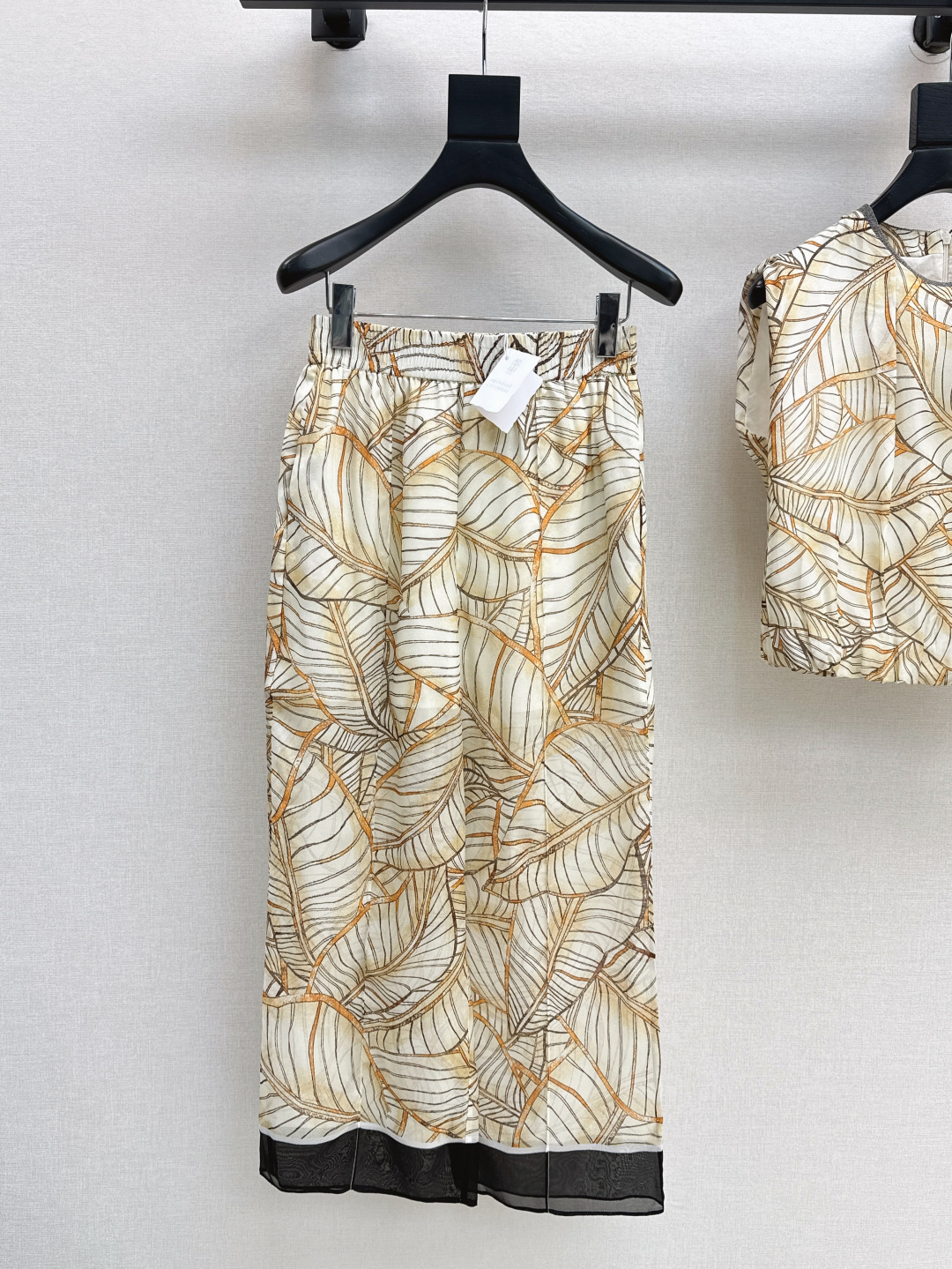 NO:435798,Old Qian style outfit Bc 25Ss————The latest model of early autumn High Summer series vacation style elastic wide-leg straight pants elegant irregular leaf print 100% imported mulberry silk texture light and flowing, breathable and comfortable positioning printing Oriental aesthetic art color romantic summer upper body reduces age, classic style fashionable and high-end!  The essential artifact of white and rich beauty is versatile and not picky. SMLXL is available in stock, alexander wang19860909老钱风穿搭 Bc 25Ss————早秋最新款High Summer系列度假风松紧阔腿直筒裤优雅不规则树叶印花 百分百进口桑丝质感轻盈飘逸 透气舒适 定位印花东方美学艺术色调浪漫夏日上身减龄绝绝子 经典版型时髦又高级！白富美必备神器百搭不挑人 一色现货发售smlxl,,alexander wang,Women's clothing