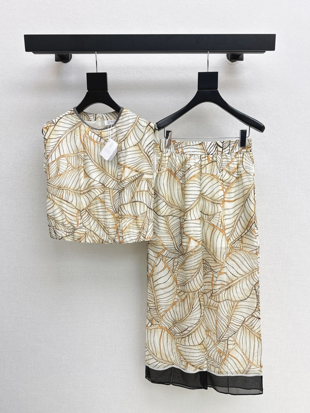 NO:435795,Old Qian style outfit Bc 25Ss—————The latest model of early autumn High Summer series vacation style vest tops, copper chain decorative collar ring, elegant irregular leaf print, 100% imported mulberry silk texture is light and flowing, breathable and comfortable Positioning printing Oriental aesthetics, artistic tones, romantic, summer upper body age-reducing, classic style fashionable and advanced, a must-have art tool for white and rich beauty, versatile and not picky, one color is available for sale in stock, sml, alexander wang19860909老钱风穿搭 Bc 25Ss————早秋最新款High Summer系列度假风背心上衣铜链装饰领圈优雅不规则树叶印花 百分百进口桑丝质感轻盈飘逸 透气舒适 定位印花东方美学艺术色调浪漫夏日上身减龄绝绝子 经典版型时髦又高级 白富美必备神器百搭不挑人 一色现货发售sml,,alexander wang,Women's clothing