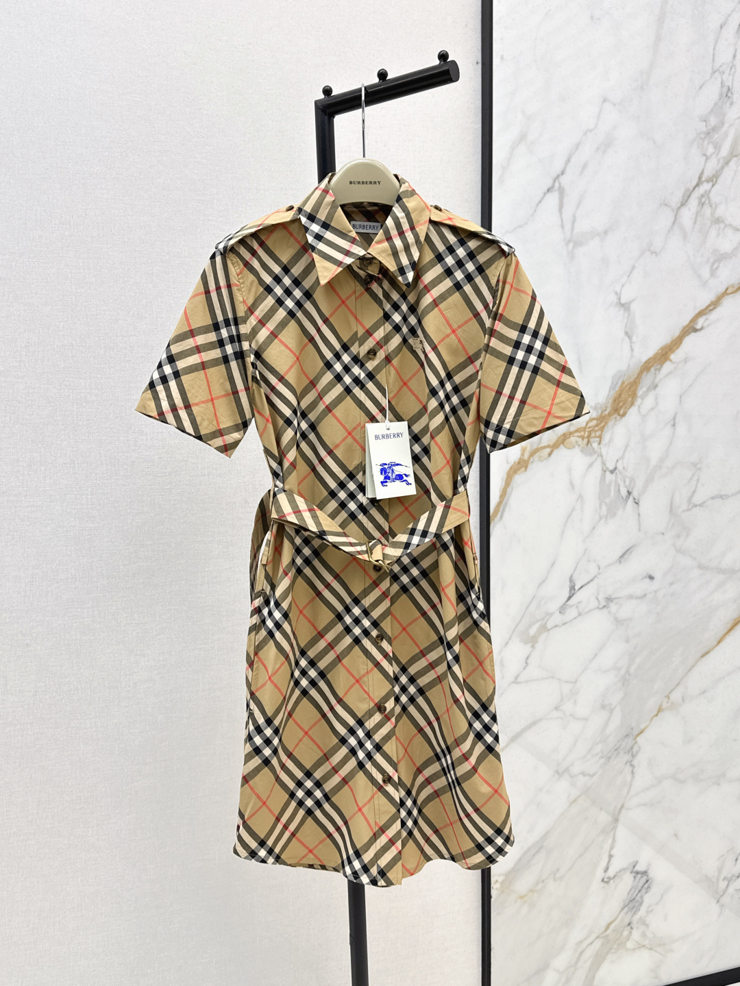 NO:435821,Bur 25Ss—————The latest plaid cotton shirt dress in early autumn, fashionable and classic shirt dress, made of cotton poplin fabric, short-sleeved style, regular style, shoulder trim inspired by the brand's iconic brand, with B-shaped buckle belt, adjustable to create a variety of shapes, one-color spot on sale, sml, burberry, skirts, shirts, T-shirt, alexander wang19860909Bur 25Ss————早秋最新款格纹棉质衬衫式连衣裙时髦经典衬衫式连衣裙 选用棉府绸面料打造 纹短袖款式呈现常规版型 肩饰灵感源自品牌标志性 设有B 字型扣环腰带 可调节打造多样造型 一色现货发售sml,,burberry,skirts,shirts,T-shirt,alexander wang,Women's clothing