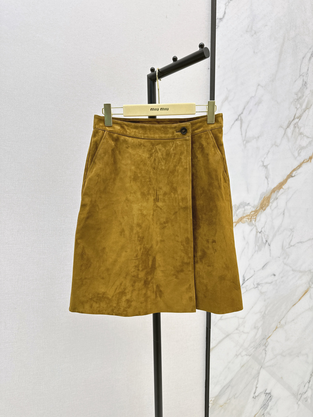 NO:436167,The same style as Xiaobai Miu 25Ss———The latest retro brown suede side-match design in early autumn mid-length skirt sweet girl-reducing girl-style classic style versatile and slimming 100% imported suede lambskin back positioning sticker embroidered letter logo Sweet and cool stylish girl wardrobe essential temperament items One-color spot on sale sml, miumiu, skirts, sheepskin, chamois leather, alexander wang19860909小白同款 Miu 25Ss———早秋最新款复古棕色系麂皮绒侧搭设计中长半裙甜妹减龄少女风 经典版型百搭又显瘦 百分百进口麂皮绒小羊皮 后背定位贴皮刺绣字母logo 甜酷的时髦少女衣橱必备气质单品 一色现货发售sml,,miumiu,skirts,sheepskin,chamois leather,alexander wang,Women's clothing