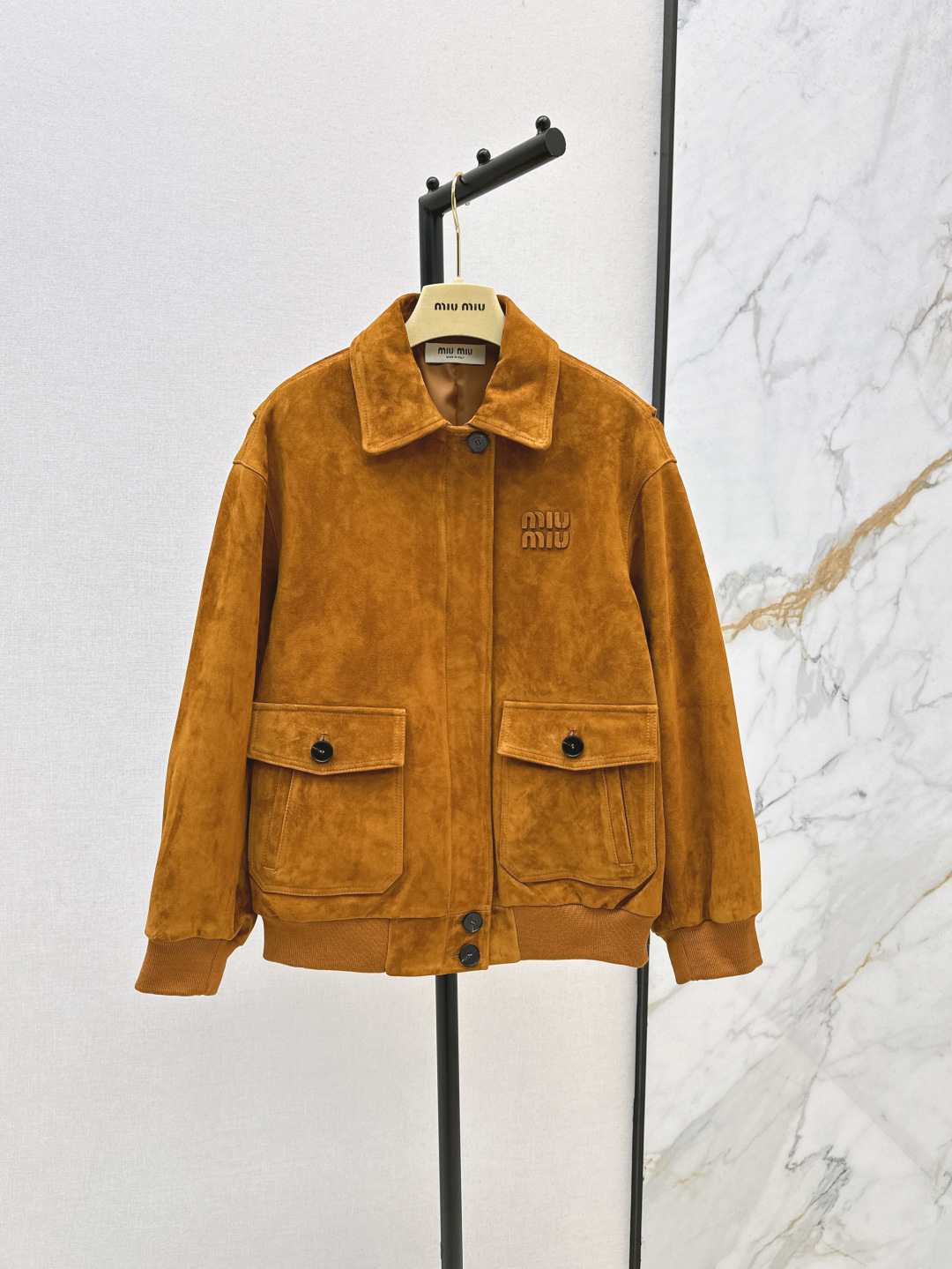 NO:436165,Exclusive first launch Miu 25Ss——————The latest retro literary and elegant style of early autumn, Maillard College style jacket 3D three-dimensional tailoring, versatile and slim, original customization ~ nostalgic retro style super handsome embroidered letter logo low-key luxury original customization 100% cashmere leather texture is superb, classic lapel design shows temperament ~ salty and sweet temperament to reduce age-reducing girlish style versatile and not picky, one-color spot on sale sml, miumiu, jackets & coats, alexander wang19860909独家首发 Miu 25Ss————早秋最新款最新款复古文艺气质美拉德学院风外套3D立体剪裁版型百搭又显瘦 原版定制～怀旧复古风超级帅气 刺绣字母logo低调奢华 原版定制百分百山羊绒面皮质感超赞 经典翻领设计尽显气质～可盐可甜气质减龄少女风 百搭不挑人 一色现货发售sml,,miumiu,jackets & coats,alexander wang,Women's clothing