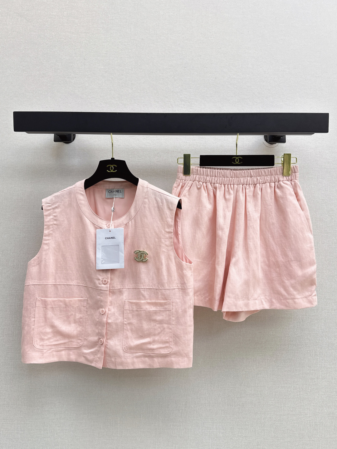 NO:436160,Fashionable design sense C home 25Ss————The latest design sense vest set in spring and summer, brooch decorative vest top + elastic waist shorts, tone design sense, casual and fashionable, without lack of commuting, a set of long legs with a complete visual sense of upper body, eye-catching artifact, it is also versatile to wear separately, each with its highlights, three colors are available in stock, sml, chanel, shorts, brooch, breastpin, alexander wang19860909时髦设计感 C家 25Ss————春夏最新款设计感马甲套装 胸针装饰马甲上衣+松紧腰短裤 腔调设计感 休闲时髦中又不缺少通勤感 一套上身妥妥的长腿视觉感 吸睛神器 分开穿也很百搭 各有亮点 三色现货发售sml,,chanel,shorts,brooch，breastpin,alexander wang,Women's clothing