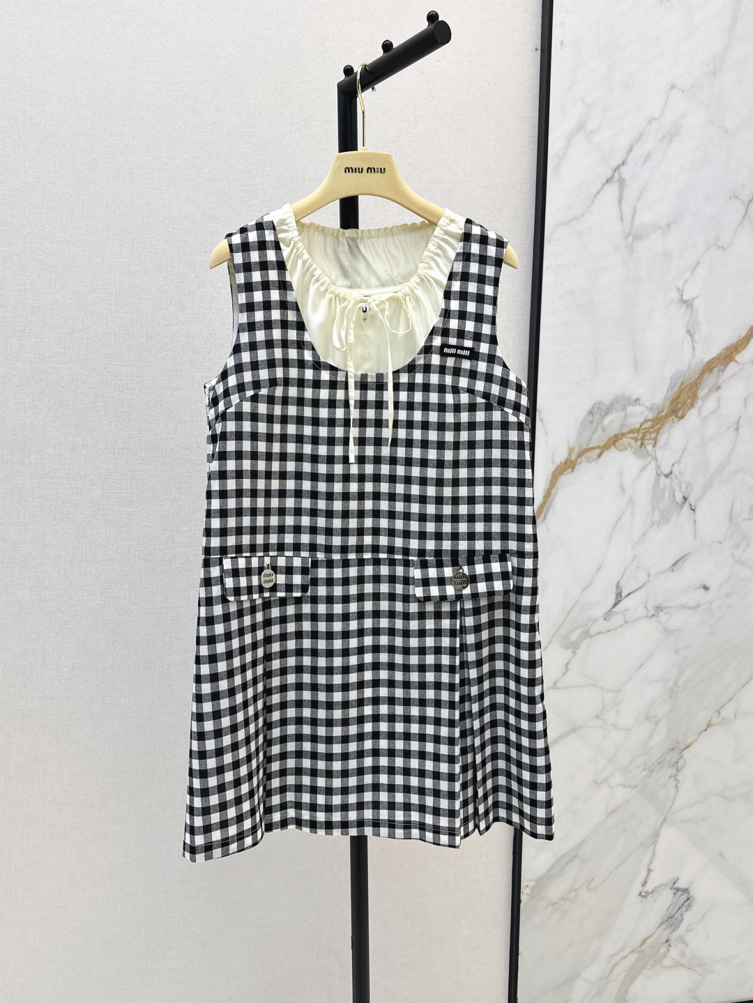 NO:436176,Miu 25Ss————The latest spring and summer plaid vest dress, retro plaid elements, natural waist-hugging cut, sweet and cool upper body, super cover flesh and slimming, temperament items that can be easily controlled in any occasion, one-color spot sml,,miumiu, skirts, alexander wang19860909Miu 25Ss————春夏最新款格子背心连衣裙 复古格纹元素 自然收腰剪裁 上身可甜可酷 超级遮肉显瘦 任何场合都轻松驾驭的气质单品 一色现货发售sml,,miumiu,skirts,alexander wang,Women's clothing