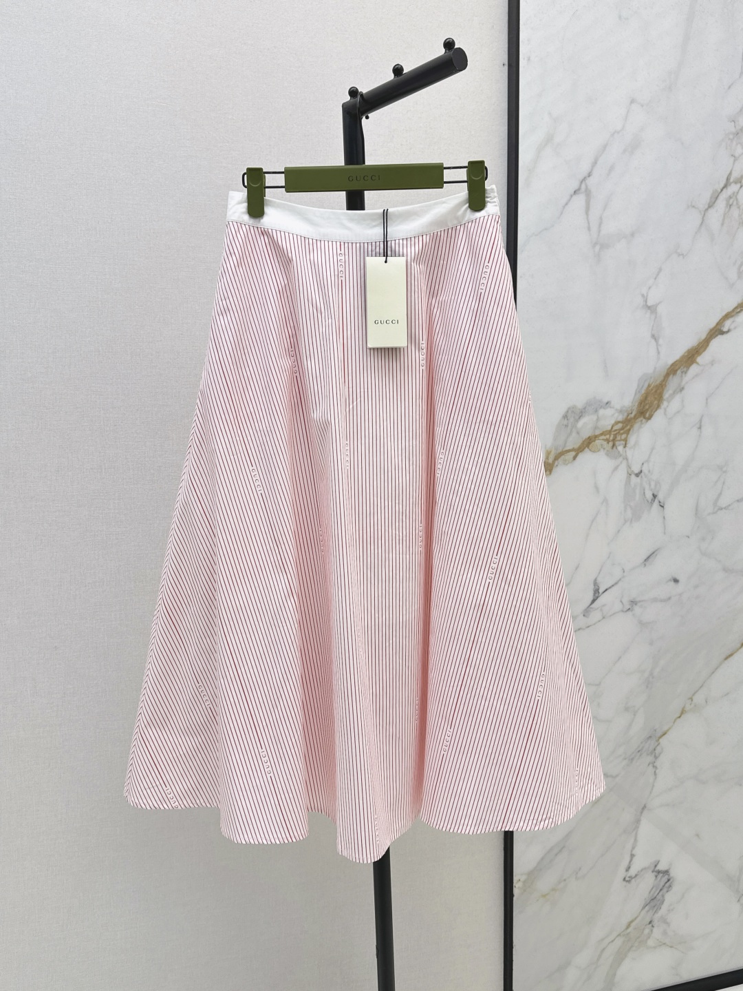 NO:436174,Gu 25Ss————The latest spring and summer contrasting striped logo printed skirt, high-waisted umbrella-shaped style, long skirt with the benefits of knocking, it won't press down on the figure and looks very ladylike, the upper body covers the defects of the legs, it's very easy to match in daily life, it's very good to wear a T-shirt and shirt, it's very good to sell. SML, skirts, shirts, tees, t-shirt, alexander wang19860909Gu 25Ss————春夏最新款撞色条纹logo印花半身裙 高腰伞状版型 敲打好处的裙长 不会压个子又显得很淑女 上身掩盖腿部瑕疵绝绝子日常超好搭配 随意穿个T恤衬衫就很绝绝子 一色现货发售sml,,skirts,shirts,tees，t-shirt,alexander wang,Women's clothing