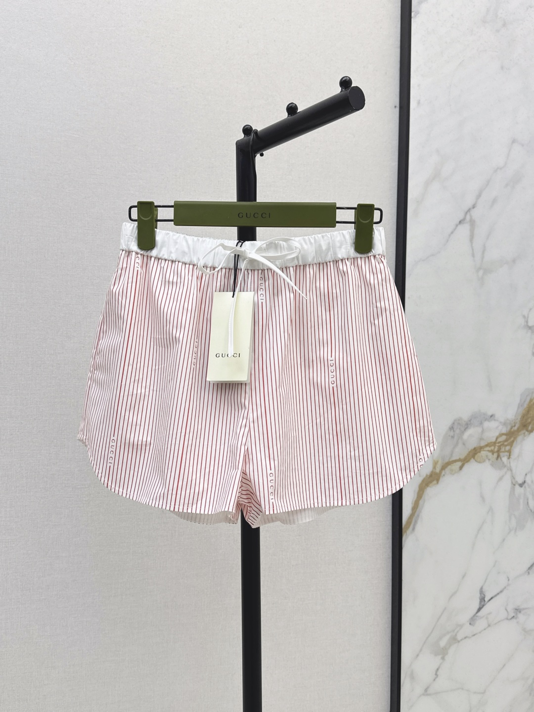 NO:436172,Gu 25Ss————The latest style of spring and summer striped cotton poplin seven-point shirt + shorts. The rope creates a waist-hugging contour to improve the waistline and make the waistline look big and long legs. The upper body is elegant and elegant, age-reducing and slimming. One-color split development. SML shorts are available in stock, shorts, shirts, alexander wang19860909Gu 25Ss————春夏最新款条纹棉质府绸七分衬衬衫+短裤 绳打造收腰轮廓提高腰线超显大长腿 上身优雅又显气质 减龄又显瘦 一色分开发 现货发售sml短裤,,shorts,shirts,alexander wang,Women's clothing