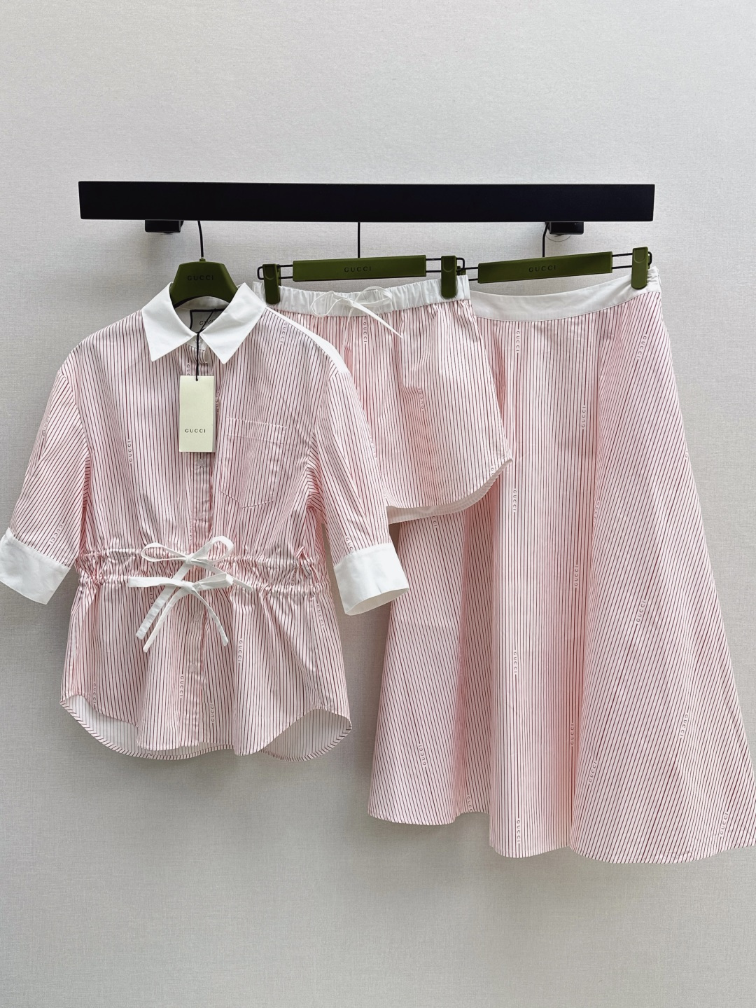 NO:436170,Gu 25Ss————The latest style of spring and summer striped cotton poplin seven-point shirt + shorts. The rope creates a waist-hugging contour to improve the waistline and make the waistline look very long legs. The upper body is elegant and elegant, age-reducing and slimming. One-color split development. SML shirts are available in stock. Shorts, shirts, alexander wang19860909Gu 25Ss————春夏最新款条纹棉质府绸七分衬衬衫+短裤 绳打造收腰轮廓提高腰线超显大长腿 上身优雅又显气质 减龄又显瘦 一色分开发 现货发售sml 衬衫,,shorts,shirts,alexander wang,Women's clothing