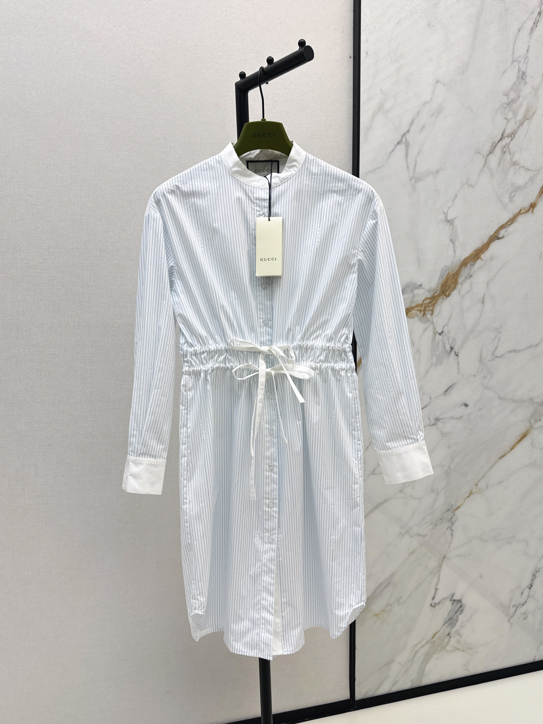 NO:436168,Gu 25Ss————The latest style of striped cotton poplin mid-length shirt dress in spring and summer, with a button embellishment, waist drawstring creates a waistline and improves waistline and makes the waistline look big and long legs. The upper body is elegant and elegant, age-reducing and slimming. One-color spot-on sml, skirts, shirts, alexander wang19860909Gu 25Ss————春夏最新款条纹棉质府绸中长衬衫式连衣裙 排扣点缀 腰间抽绳打造收腰轮廓提高腰线超显大长腿 上身优雅又显气质 减龄又显瘦 一色现货发售sml,,skirts,shirts,alexander wang,Women's clothing