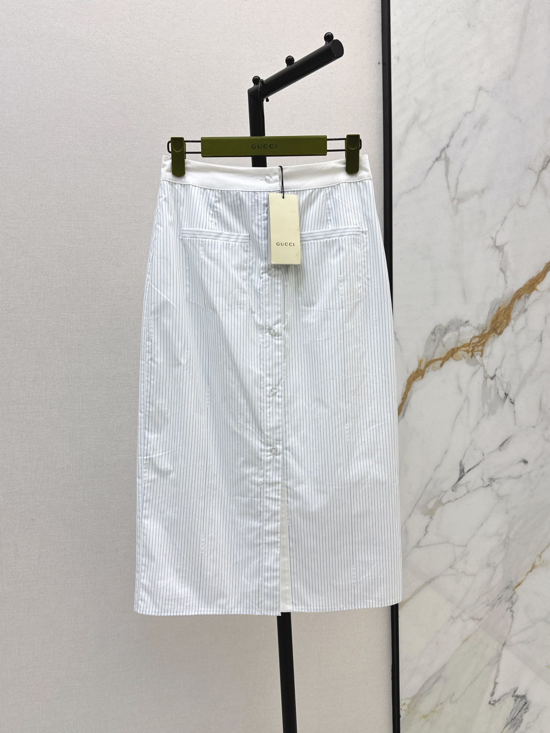 NO:436166,Gu 25Ss————The latest spring and summer contrast striped logo printed skirt with high waist straight-breasted style. The long skirt with the benefits of knocking is not pressed and looks very ladylike. The upper body covers the defects of the legs. It is very easy to match every day. It is very good to wear a T-shirt and shirt. It is very good to sell sml in stock, skirts, shirts, tees, t-shirt, alexander wang19860909Gu 25Ss————春夏最新款撞色条纹logo印花半身裙 高腰直筒排扣版型 敲打好处的裙长 不会压个子又显得很淑女 上身掩盖腿部瑕疵绝绝子日常超好搭配 随意穿个T恤衬衫就很绝绝子 一色现货发售sml,,skirts,shirts,tees，t-shirt,alexander wang,Women's clothing