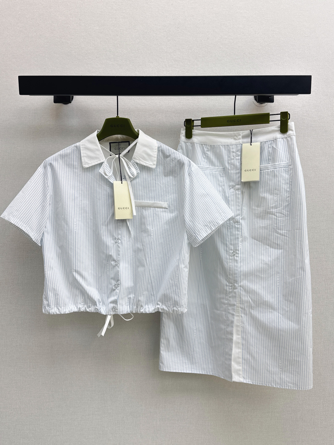 NO:436162,Gu 25Ss————The latest drawstring design striped short shirt in spring and summer. Positioning letter embroidery patchwork. Sweet and salty. Single-breasted shirt collar. Loose three-dimensional style. Handsome and cool. Customized fabric. SML, Shirts, alexander wang.19860909Gu 25Ss————春夏最新款抽绳设计条纹短款衬衫 定位字母刺绣贴布工艺 可甜可盐气质单排扣衬衣领 宽松立体版型帅气又拉风 定制的面料 一色现货发售sml,,shirts,alexander wang,Women's clothing