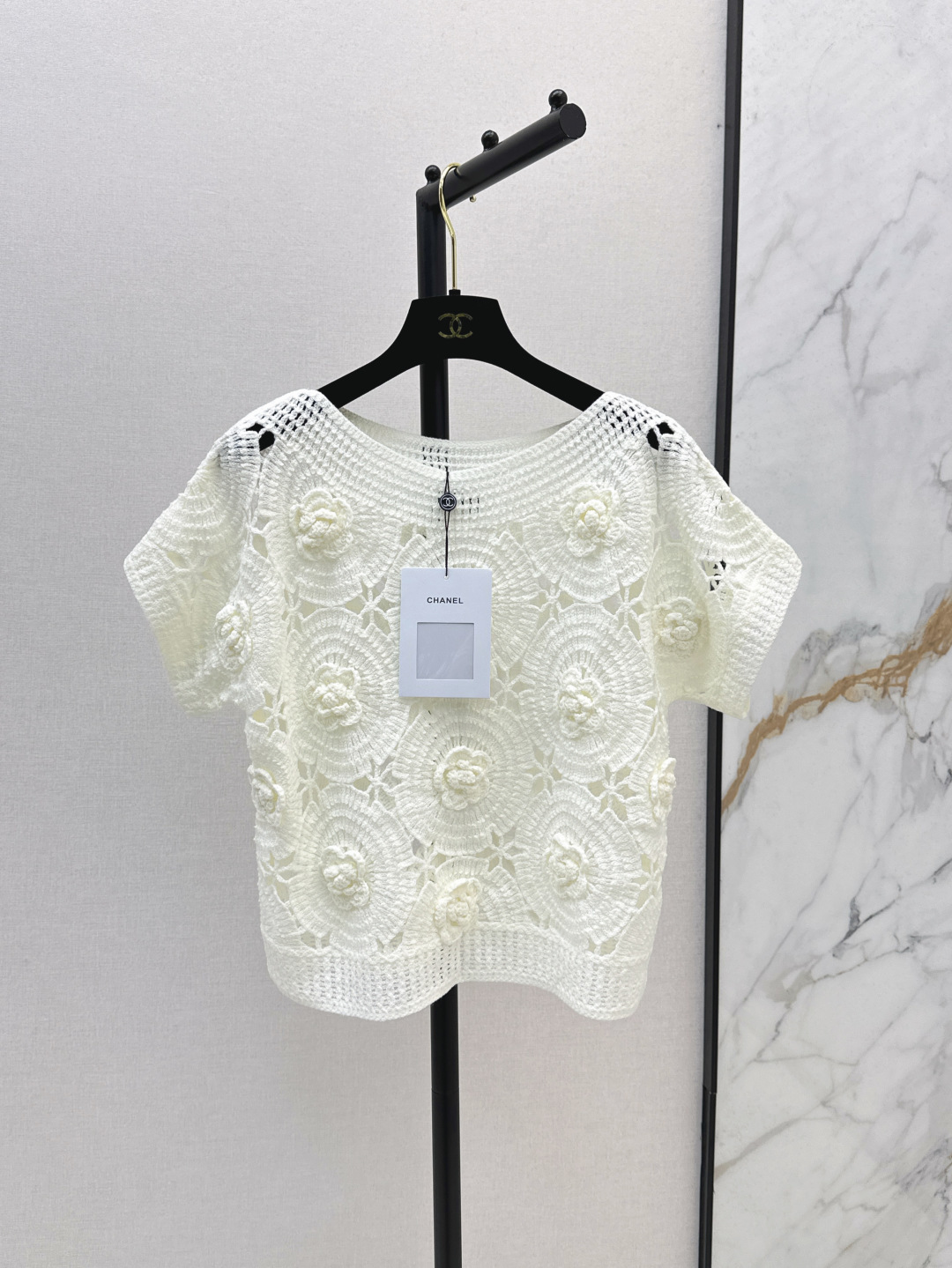 NO:436156,C Home 25Ss————The latest three-dimensional hand-made crochet short knitted tops in spring and summer imported from German loom to create three-dimensional craftsmanship, 100% worsted knitted fabric, simple and atmospheric and lazy style, durable and beautiful online~~ The most practical and versatile quality, base layered and daily high-end!  !  One-size spot sale sml, chanel, alexander wang19860909C家 25Ss————春夏最新款立体手工钩花小短款针织上衣进口德国织机打造立体工艺 百分百精纺针织面料 简约大气慵懒版型 经久耐穿 颜值在线～～最实穿百搭的精品 打底叠穿日常高级！！一色现货发售sml,,chanel,alexander wang,Women's clothing