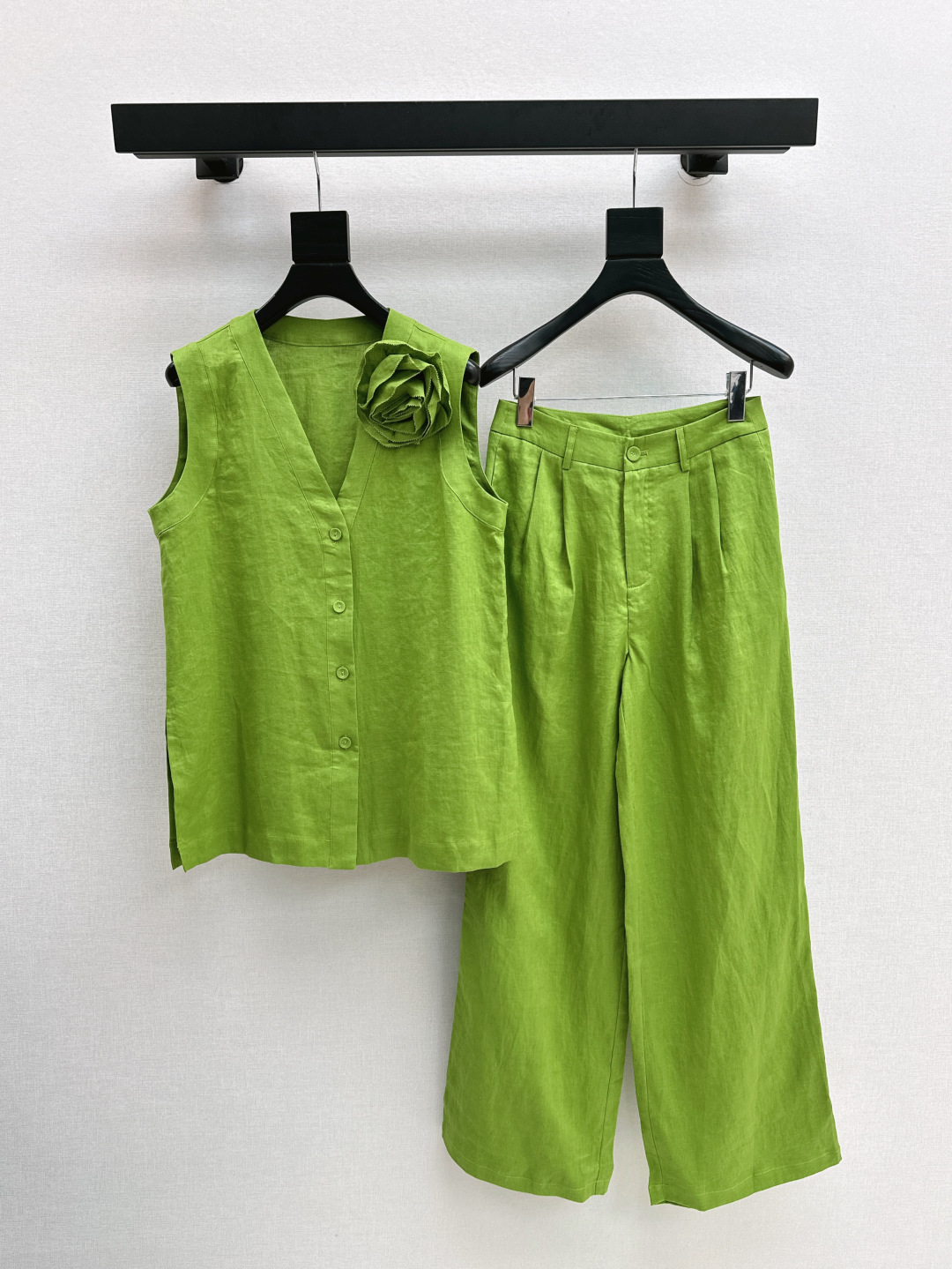 NO:436147,VLTN 25Ss————The latest three-dimensional flower decoration celebrity temperament suit sleeveless vest top + straight pants. The upper body looks slim and tall, and the gentle and elegant feeling of aura is exquisite and visual style makes it look slim and not picky. One set is available. Two colors are available in stock. Smlxl, alexander wang19860909VLTN 25Ss————春夏最新款立体花朵装饰名媛气质套装无袖马甲上衣+直筒裤 上身显瘦又高挑 不失气场的温柔优雅感 精致既视感版型显瘦不挑人 一套出 两色现货发售smlxl,,alexander wang,Women's clothing