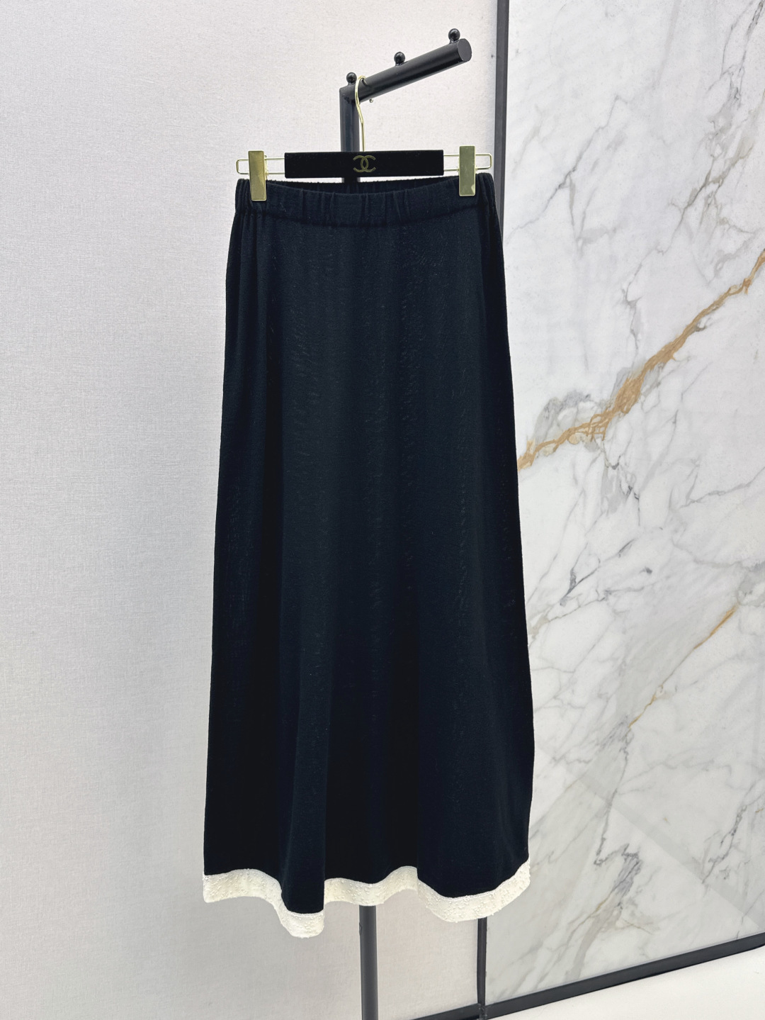 NO:436144,The same style for the show C home 25Ss————The latest model of the celebrity temperament knitted three-piece suit, contrasting color small suspenders + long-sleeved tops + skirts, daily casual must-haves, a whole set of free and worry-free matches, lazy must-haves, a set of top-body looks super good, lengthen the body proportions, huge height, hidden meat paper and piece of people, one color separate development, spot-on sml skirt, chanel, skirts, alexander wang19860909走秀同款 C家 25Ss————春夏最新款名媛气质针织三件套套装撞色小吊带+长袖上衣+半裙 日常休闲必备 一整套出街无需烦恼搭配 懒人必备 一套上身超好看 拉长身材比例 巨显高 藏肉纸片人效果 一色分开发 现货发售sml 半裙,,chanel,skirts,alexander wang,Women's clothing