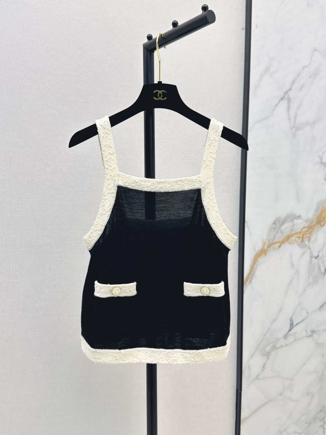 NO:436141,The same style for the show C home 25Ss————The latest model of the celebrity temperament knitted three-piece suit, contrasting color small suspenders + long-sleeved tops + skirts, daily casual must-haves, a complete set of free and worry-free matches, lazy must-haves, a set of top-body looks super good, lengthen the body proportions, huge height, hidden meat paper and piece of people, one color separate development, spot-on sml suspenders, chanel, skirts, alexander wang19860909走秀同款 C家 25Ss————春夏最新款名媛气质针织三件套套装撞色小吊带+长袖上衣+半裙 日常休闲必备 一整套出街无需烦恼搭配 懒人必备 一套上身超好看 拉长身材比例 巨显高 藏肉纸片人效果 一色分开发 现货发售sml 吊带,,chanel,skirts,alexander wang,Women's clothing