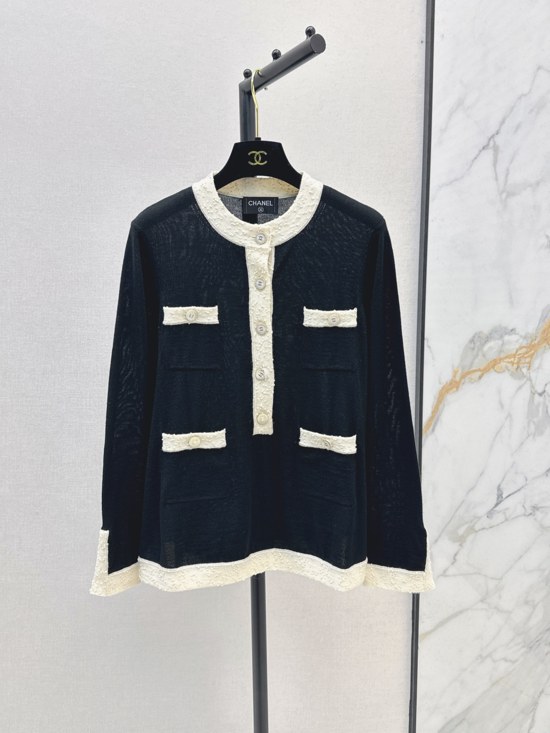 NO:436138,The same style for the show C home 25Ss————The latest model of the celebrity temperament knitted three-piece suit, contrasting color small suspenders + long-sleeved tops + skirts, daily casual must-haves, a whole set of free and worry-free matches, lazy must-haves, a set of tops that look super good, lengthen the body proportions, huge height, hidden meat paper and piece of people, one color separate development, spot-on sml long-sleeved tops,,chanel, skirts, alexander wang19860909走秀同款 C家 25Ss————春夏最新款名媛气质针织三件套套装撞色小吊带+长袖上衣+半裙 日常休闲必备 一整套出街无需烦恼搭配 懒人必备 一套上身超好看 拉长身材比例 巨显高 藏肉纸片人效果 一色分开发 现货发售sml 长袖上衣,,chanel,skirts,alexander wang,Women's clothing