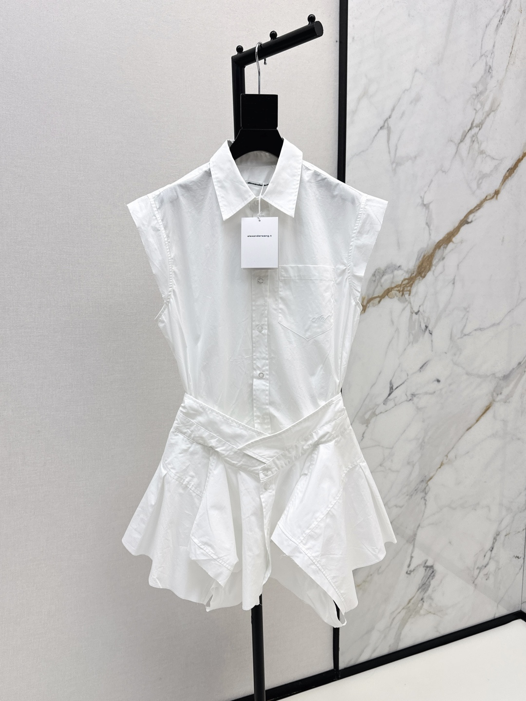 NO:436135,Sweet and cool style dress AW 25Ss—————The latest deconstruction style irregularly spliced ​​cotton poplin shirt dress in early autumn, cool and deconstructed style, fashionable and super fairy This piece is really a pity. A must-have for girls. Use customized high-strength cotton poplin fabric. Super design-like skirt cut. The waist is spliced ​​from the shirt collar to the waistline. The chest pocket decoration logo embroidery. Custom logo buttons. A look that makes you look taller and thin. One piece is highlighted enough. One color is available for sale in stock. Alexander wang, skirts, shirts, alexander wang.19860909甜酷风穿搭 AW 25Ss————早秋最新款解构风不规则拼接棉府绸衬衫式连衣裙酷飒系解构风 时髦感又超仙 这件真的爱惨了 大王女孩必入 采用定制的高支棉府绸面料 超级有设计感的裙形裁剪 腰身由衬衫领拼接成腰线 胸口口袋饰logo徽标刺绣 定制logo扣子 显高显瘦的造型 出门一件足够有亮点了 一色现货发售sml,,alexander wang,skirts,shirts,alexander wang,Women's clothing