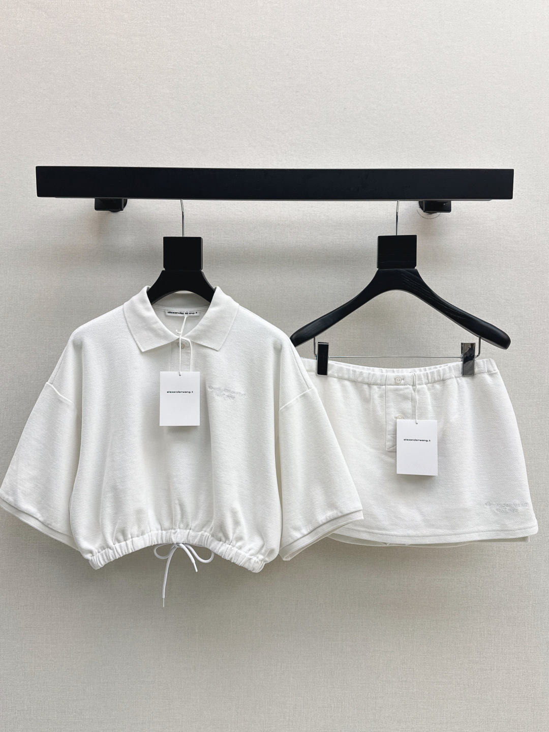 NO:436132,Sweet and cool style AW 25Ss————The latest hot girl sports style suit in spring and summer loose high-waist polo top + skirt pants A set with loose and lazy feel full of custom mesh floor cotton fabric College style Polo high-waist loose cut Chest logo embroidery with high-waist skirt pants style design No exposure worries A set of huge spicy and slim looks essential for the king fashionable lady One set Three colors are available for sale in stock sml, Alexander wang, skirts, Alexander wang19860909甜酷风穿搭 AW 25Ss————春夏最新款辣妹运动风套装宽松高腰polo上衣+裙裤 一套搭配松弛慵懒feel满满 定制的网眼珠地棉面料 学院风Polo高腰宽松裁剪 胸口同色logo徽标刺绣 搭配高腰裙裤版型设计 没有走光烦恼 一套巨辣巨显瘦 大王时髦小姐姐必备 一套出 三色现货发售sml,,alexander wang,skirts,alexander wang,Women's clothing