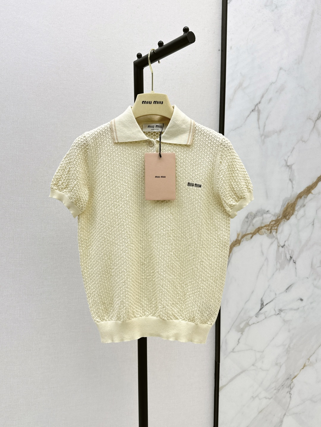 NO:436158,The same style as Zhao Jinmai Miu 25Ss————The latest sweet girl outfit in early autumn, age-reducing polo sweater outfit ceiling. This polo shirt is so refreshing and energetic. It's a youth drama to rush to school girls~ One-size spot sml, miumiu, alexander wang19860909赵今麦同款 Miu 25Ss————早秋最新款甜妹穿搭减龄polo针织衫穿搭天花板 这件polo衫也太有校园女主感了吧 清爽又元气 穿上就是青春剧在逃学妹～ 一色现货发售sml,,miumiu,alexander wang,Women's clothing