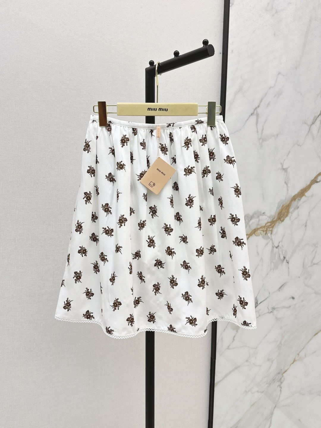 NO:436155,Miu 25Ss—————The latest model of early autumn, small red skirt embroidered water-soluble lace design, sweet and cool, and age-reducing girl outfit. The pleated and fluffy skirt is not picky for people, the upper body is huge and slim. Two colors are available in stock. SML, miumiu, skirts, alexander wang19860909Miu 25Ss————早秋最新款系小红花半裙刺绣水溶花边设计甜酷兼备减龄少女穿搭 褶皱蓬蓬裙摆不挑人版型上身巨显瘦 两色现货发售sml,,miumiu,skirts,alexander wang,Women's clothing