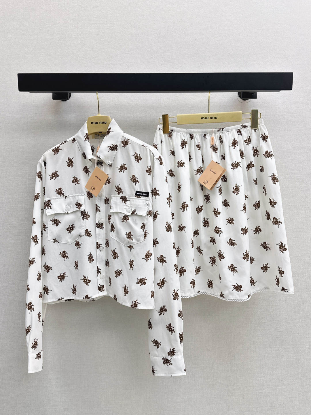 NO:436152,Miu 25Ss—————The latest pastoral vacation style small red flower short shirt work style double pocket design sweet and cool girl outfit, not picky for people, the upper body looks slim, two colors are on sale in stock, miumiu, shirts, alexander wang19860909Miu 25Ss————早秋最新款田园度假风小红花短款衬衫工装风双口袋设计甜酷兼备减龄少女穿搭 不挑人版型上身巨显瘦 两色现货发售sml,,miumiu,shirts,alexander wang,Women's clothing