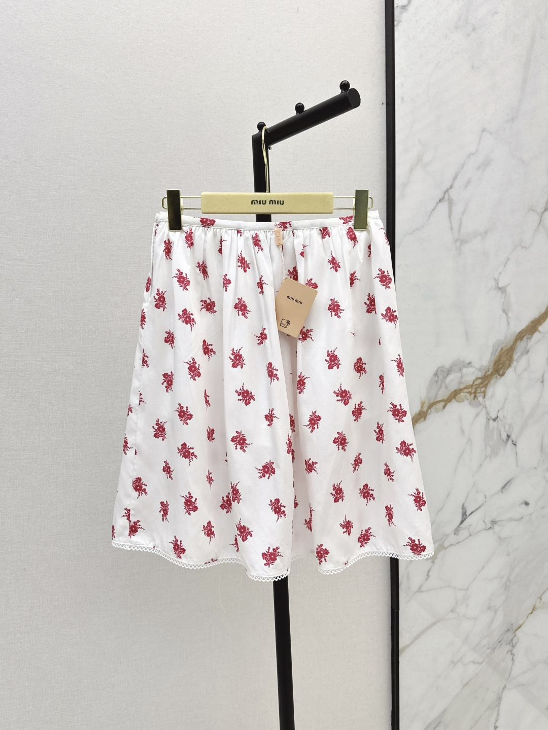 NO:436149,Miu 25Ss—————The latest model of early autumn, small red skirt embroidered water-soluble lace design, sweet and cool, and age-reducing girl outfit. The pleated and fluffy skirt is not picky for people, the upper body is huge and slim. Two colors are available in stock. SML, miumiu, skirts, alexander wang19860909Miu 25Ss————早秋最新款系小红花半裙刺绣水溶花边设计甜酷兼备减龄少女穿搭 褶皱蓬蓬裙摆不挑人版型上身巨显瘦 两色现货发售sml,,miumiu,skirts,alexander wang,Women's clothing