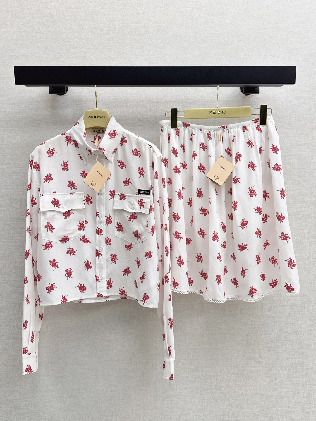 NO:436146,Miu 25Ss—————The latest pastoral vacation style small red flower short shirt work style double pocket design sweet and cool girl outfit, not picky for people, the upper body looks slim, two colors are on sale in stock, miumiu, shirts, alexander wang19860909Miu 25Ss————早秋最新款田园度假风小红花短款衬衫工装风双口袋设计甜酷兼备减龄少女穿搭 不挑人版型上身巨显瘦 两色现货发售sml,,miumiu,shirts,alexander wang,Women's clothing