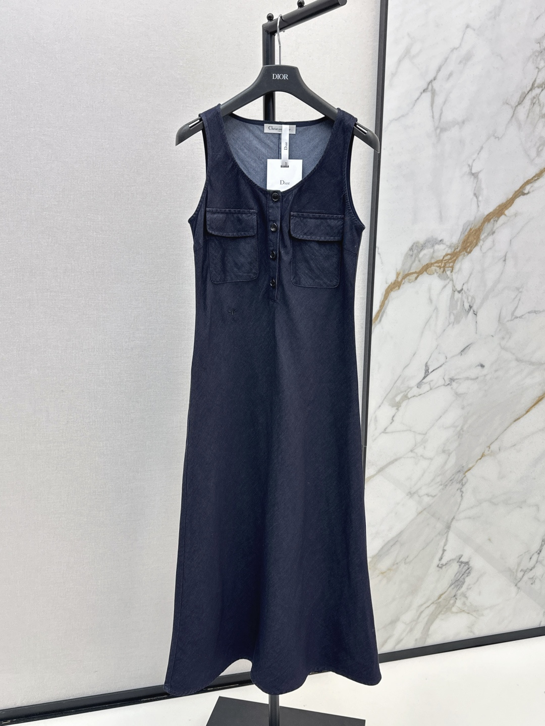 NO:436143,Paper man wear CD 25Ss—————The latest original pulp denim vest dress in early autumn. Paper man wears casual and casual and fashionable. Customized slanting craftsmanship. Double pocket design waist-hugging A-line style. The upper body looks super slim. One-color spot-on sml, skirts, alexander wang19860909纸片人穿搭 CD 25Ss————早秋最新款原浆牛仔色背心连衣裙 纸片人穿搭休闲随性又时髦 定制斜裁工艺 双口袋设计收腰A字版型 上身超显瘦 一色现货发售sml,,skirts,alexander wang,Women's clothing