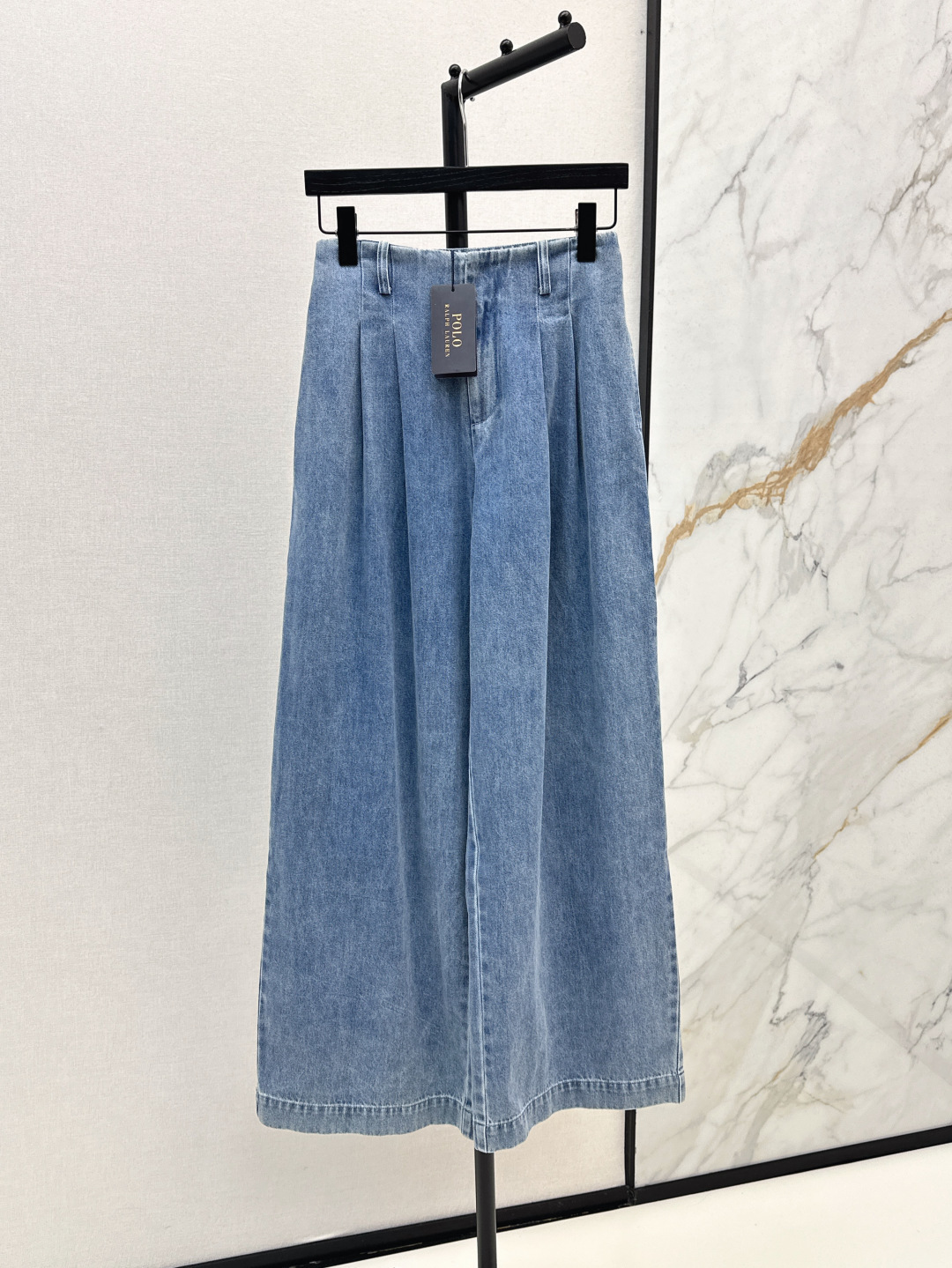 NO:436140,Max 25Ss————The latest handsome three-piece suit for spring and summer, sleeveless spliced ​​striped vest + suit + straight jeans, customized imported denim fabric, old washing crafts, high-end, gun neck double-breasted details, three-dimensional tailoring, silhouette tailoring to modify the figure, highlighting the elite temperament, layering out fashionable and intelligent style, one-color split development, spot sml jeans, jeans, business suit, alexander wang19860909Max 25Ss————春夏最新款帅气牛仔三件套套装无袖拼接条纹马甲+西装+直筒牛仔裤 定制进口牛仔面料 做旧洗水工艺品相高级 枪驳领双排扣细节 配合立体剪裁 廓形剪裁修饰身材 凸显精英气质 叠穿出时髦高智感穿搭风格 一色分开发 现货发售sml 牛仔裤,,jeans,business suit,alexander wang,Women's clothing