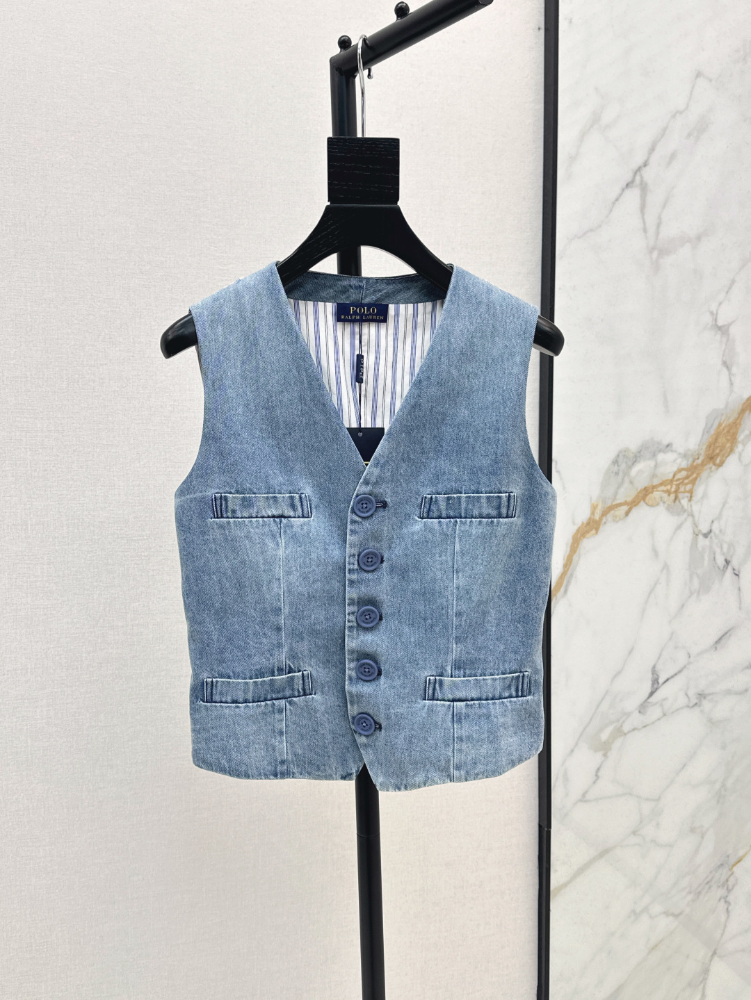 NO:436137,Max 25Ss————The latest handsome denim three-piece suit for spring and summer, sleeveless spliced ​​striped vest + suit + straight jeans, customized imported denim fabric, old washing crafts, high-end, gun neck double-breasted details, three-dimensional tailoring, silhouette tailoring to modify the figure, highlighting the elite temperament, layered out of fashionable and intelligent style, one-color split development, spot-on sml vest, jeans, business suit, alexander wang19860909Max 25Ss————春夏最新款帅气牛仔三件套套装无袖拼接条纹马甲+西装+直筒牛仔裤 定制进口牛仔面料 做旧洗水工艺品相高级 枪驳领双排扣细节 配合立体剪裁 廓形剪裁修饰身材 凸显精英气质 叠穿出时髦高智感穿搭风格 一色分开发 现货发售sml 马甲,,jeans,business suit,alexander wang,Women's clothing