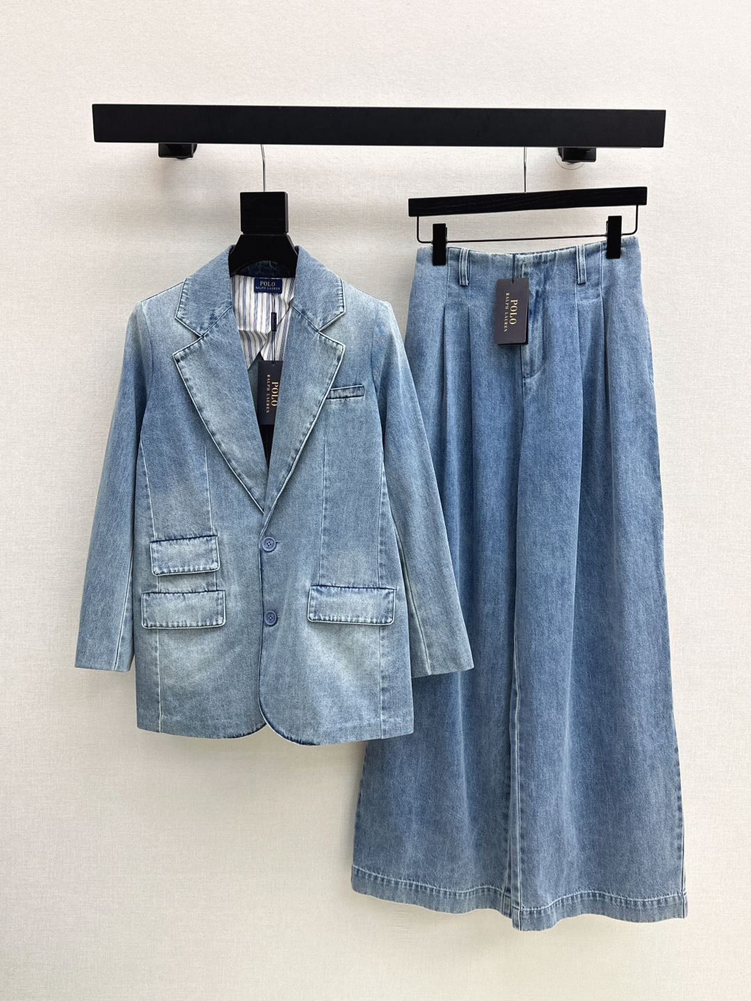 NO:436134,Max 25Ss————The latest handsome three-piece suit for spring and summer, sleeveless spliced ​​striped vest + suit + straight jeans, customized imported denim fabric, old washing crafts, high-end appearance, gun neck double-breasted details, three-dimensional tailoring, silhouette tailoring to modify the figure, highlighting the elite temperament, layering out fashionable and intelligent style, one-color split development, spot sml suit, jeans, business suit, alexander wang19860909Max 25Ss————春夏最新款帅气牛仔三件套套装无袖拼接条纹马甲+西装+直筒牛仔裤 定制进口牛仔面料 做旧洗水工艺品相高级 枪驳领双排扣细节 配合立体剪裁 廓形剪裁修饰身材 凸显精英气质 叠穿出时髦高智感穿搭风格 一色分开发 现货发售sml 西装,,jeans,business suit,alexander wang,Women's clothing