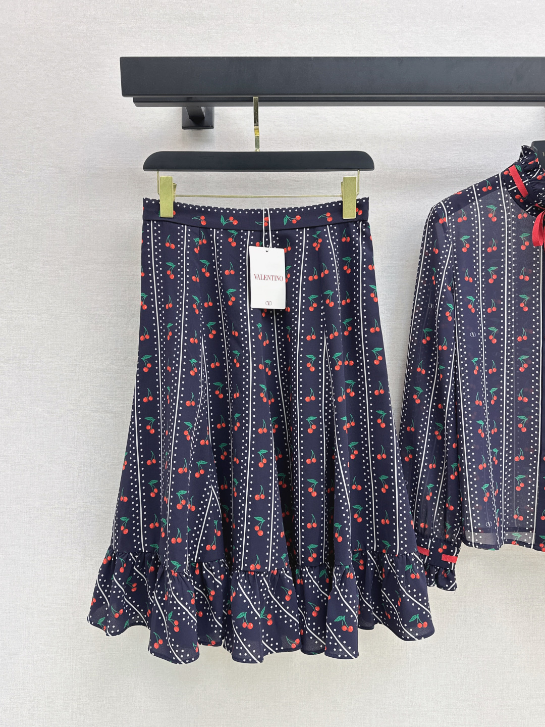 NO:436526,VLTN 25Ss—————The latest spring and summer Yang Zi’s cherry stripe series set with the same ruffled ribbon design shirt + high-waist skirt Sweet and fashionable Red cherry pattern print Small loose straight cut Balance of intelligence and leisure Just right The style of the high-waisted small A fishtail skirt is not picky about the figure, it can easily show the waist and long legs, it looks good with the same color shirt, one color is developed, SML skirt, Skirts, Shirts, Alexander wang19860909VLTN 25Ss————春夏最新杨紫同款樱桃条纹系列套装荷叶边飘带设计衬衫+高腰半身裙 甜美时尚 红色樱桃图案印花 小宽松的直筒剪裁 把知性与休闲平衡得刚刚好 高腰小A鱼尾裙摆的版型 不挑身材 轻松显腰身显长腿 搭配同色系衬衫也好看 一色分开发 现货发售sml 半裙,,skirts,shirts,alexander wang,Women's clothing