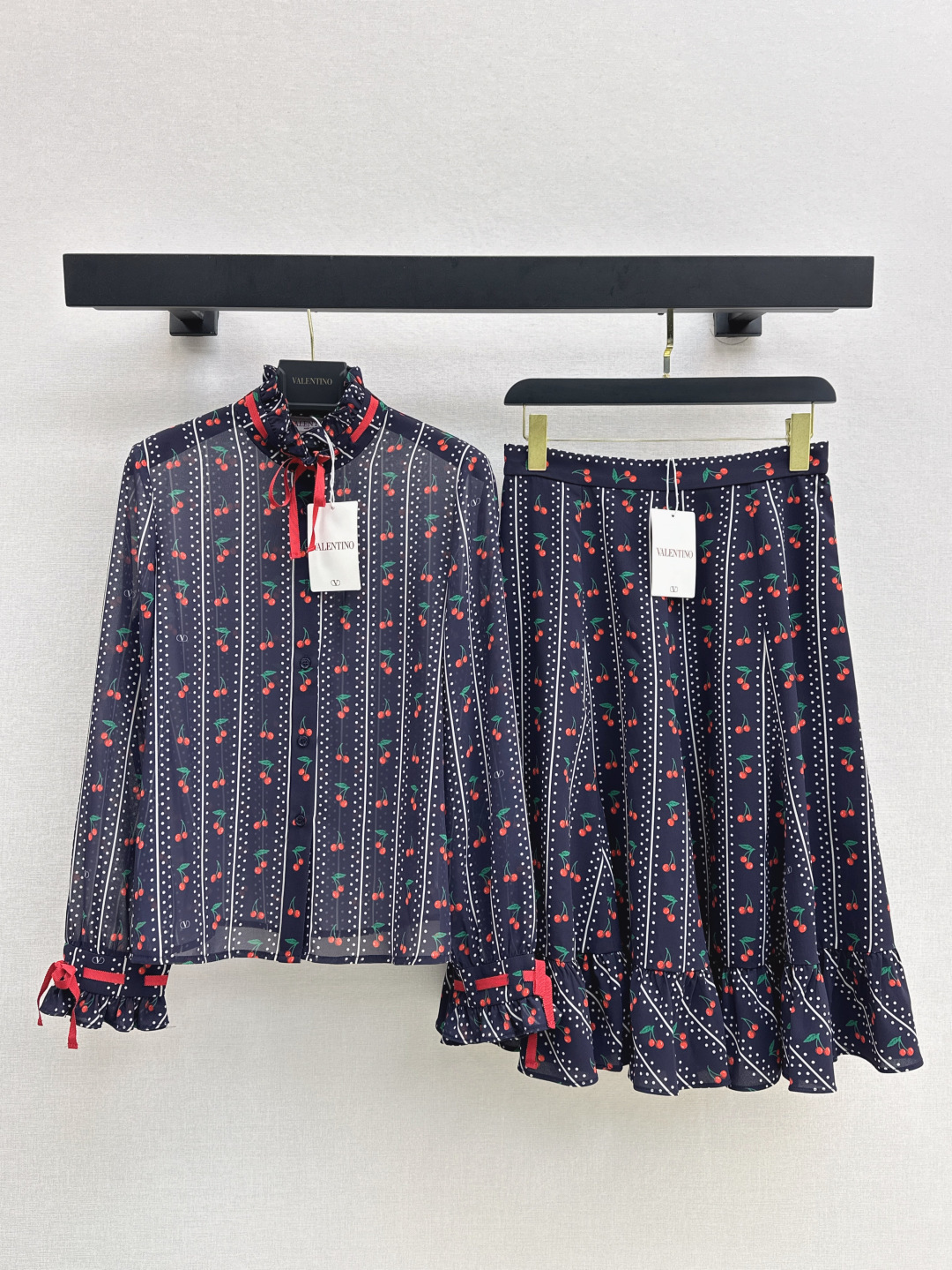 NO:436552,VLTN 25Ss—————The latest spring and summer Yang Zi’s cherry stripe series set with the same ruffled ribbon design shirt + high-waist skirt Sweet and fashionable Red cherry pattern print Small loose straight cut Balance of intelligence and leisure Just right The style of the high-waisted small A fishtail skirt is not picky about the figure, it can easily show the waist and long legs, it looks good with the same color shirt, one color is developed, SML shirts, Skirts, Shirts, Alexander wang19860909VLTN 25Ss————春夏最新杨紫同款樱桃条纹系列套装荷叶边飘带设计衬衫+高腰半身裙 甜美时尚 红色樱桃图案印花 小宽松的直筒剪裁 把知性与休闲平衡得刚刚好 高腰小A鱼尾裙摆的版型 不挑身材 轻松显腰身显长腿 搭配同色系衬衫也好看 一色分开发 现货发售sml 衬衫,,skirts,shirts,alexander wang,Women's clothing