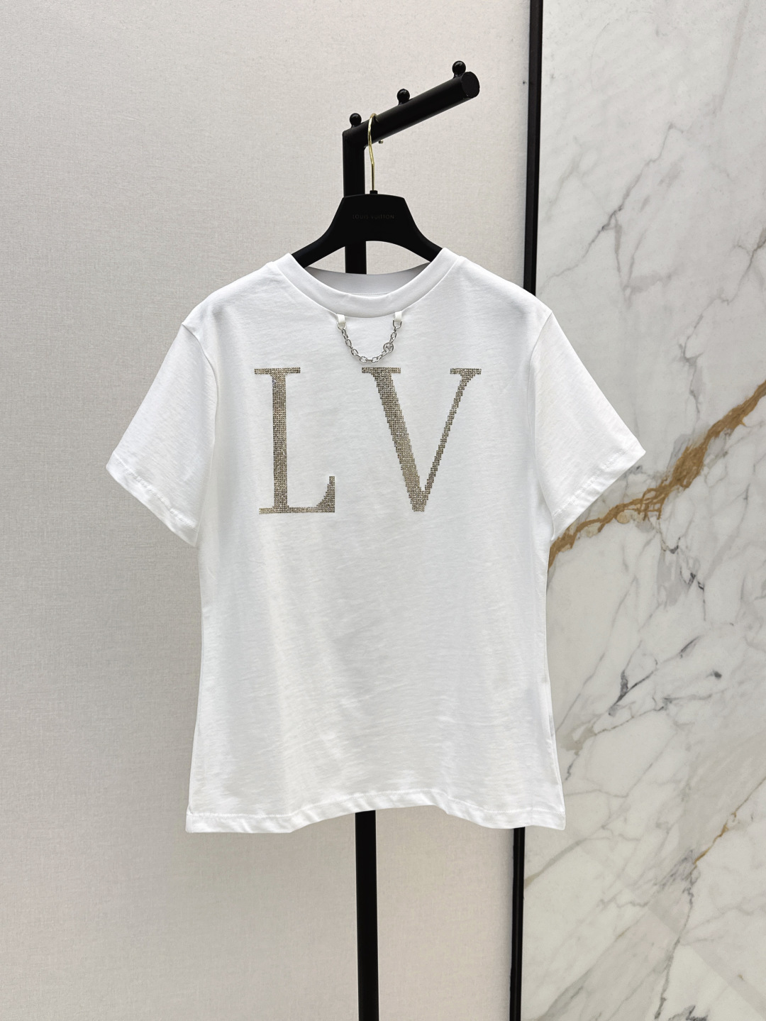 NO:436549,L Home 25Ss————The latest spring and summer ironing logo short-sleeved T-shirt on the chest logo letter ironing decoration fashionable and personalized super versatile classic round neck style, not picky on the figure at all, the upper body is age-reducing and cool, whatever you match, you can wear it to show the cool and handsome feeling of youthful age-reducing. Two colors are available for sale in stock,,louis vuitton, T-shirt,tees, t-shirt,alexander wang19860909L家 25Ss————春夏最新款烫钻logo短袖T恤 胸前 logo字母烫钻装饰 时尚又个性 超级百搭 经典的圆领版型 完全不挑身材 上身减龄又酷 随便搭配 都能穿出青春减龄的酷帅感 两色现货发售sml,,louis vuitton,T-shirt,tees，t-shirt,alexander wang,Women's clothing