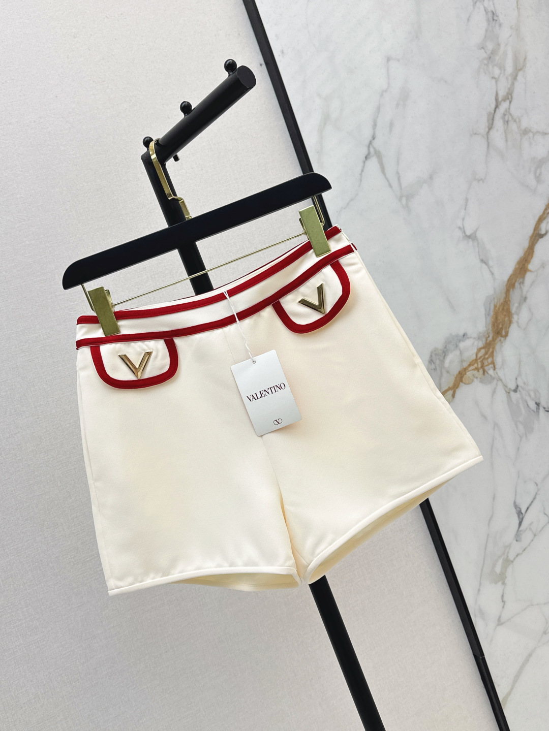 NO:436546,VLTN 25Ss————The latest V-shaped buckle high-waist shorts + curly trousers Contrasted colored edging fake pocket V letter metal logo embellishment Low-key and fashionable fabric workmanship is excellent High-waisted wide-leg style The upper body is really comfortable, easy to grasp the fashionable and majestic temperament of a woman. SML shorts, shorts, alexander wang19860909VLTN 25Ss————早秋最新款V字钉扣高腰短裤+卷边长裤 撞色包边假口袋V字母金属logo点缀 低调又时髦 面料做工品质都很赞 高腰阔腿版型 上身真的巨舒服 轻松拿捏时髦御姐气质 一色现货发售sml 短裤,,shorts,alexander wang,Women's clothing