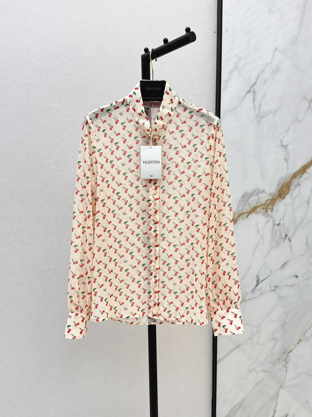 NO:436540,VLTN 25Ss—————The latest cherry printed stand-collar shirt in early autumn. Super daily retro shirt with full print cherry printed fabric. Eye-catching and fashionable. Everyday combination looks good. The inner layer is very good. The one-color sml is available in stock, Shirts, alexander wang19860909VLTN 25Ss————早秋最新款樱桃印花立领衬衫 超日常的复古衬衫 满印樱桃印花面料 吸睛又时髦 日常搭配都很好看 内搭叠搭都很不错 一色现货发售sml,,shirts,alexander wang,Women's clothing