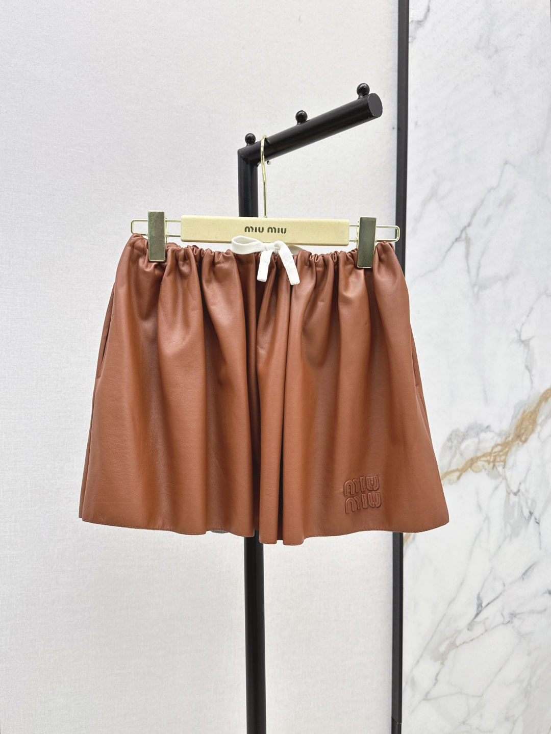 NO:436537,Recommended single models Miu 25Ss——————The latest Miu-style girl-style style, elastic waist, flower bud, fluffy short leather skirt, custom-made top-level imported 100% lambskin fabric, leather feels oily, soft and delicate, original 3D three-dimensional tailoring design, super love, retro sweet and cool girl outfit, positioning embroidery craft logo, temperament, fashionable and advanced, perfect style, upper body, A and cool, two colors are on sale in stock,,miumiu, skirts, sheepskin, alexander wang19860909爆单款推荐 Miu 25Ss————早秋最新款缪系少女风气质松紧腰花苞蓬蓬短皮裙定制顶级进口百分百小羊皮面料 皮质肉感油润柔软又细腻 原版3D立体剪裁版型设计超级大爱 复古甜酷女孩穿搭 定位贴绣工艺logo 气质时髦又高级 完美版型上身又A又飒 两色现货发售sml,,miumiu,skirts,sheepskin,alexander wang,Women's clothing