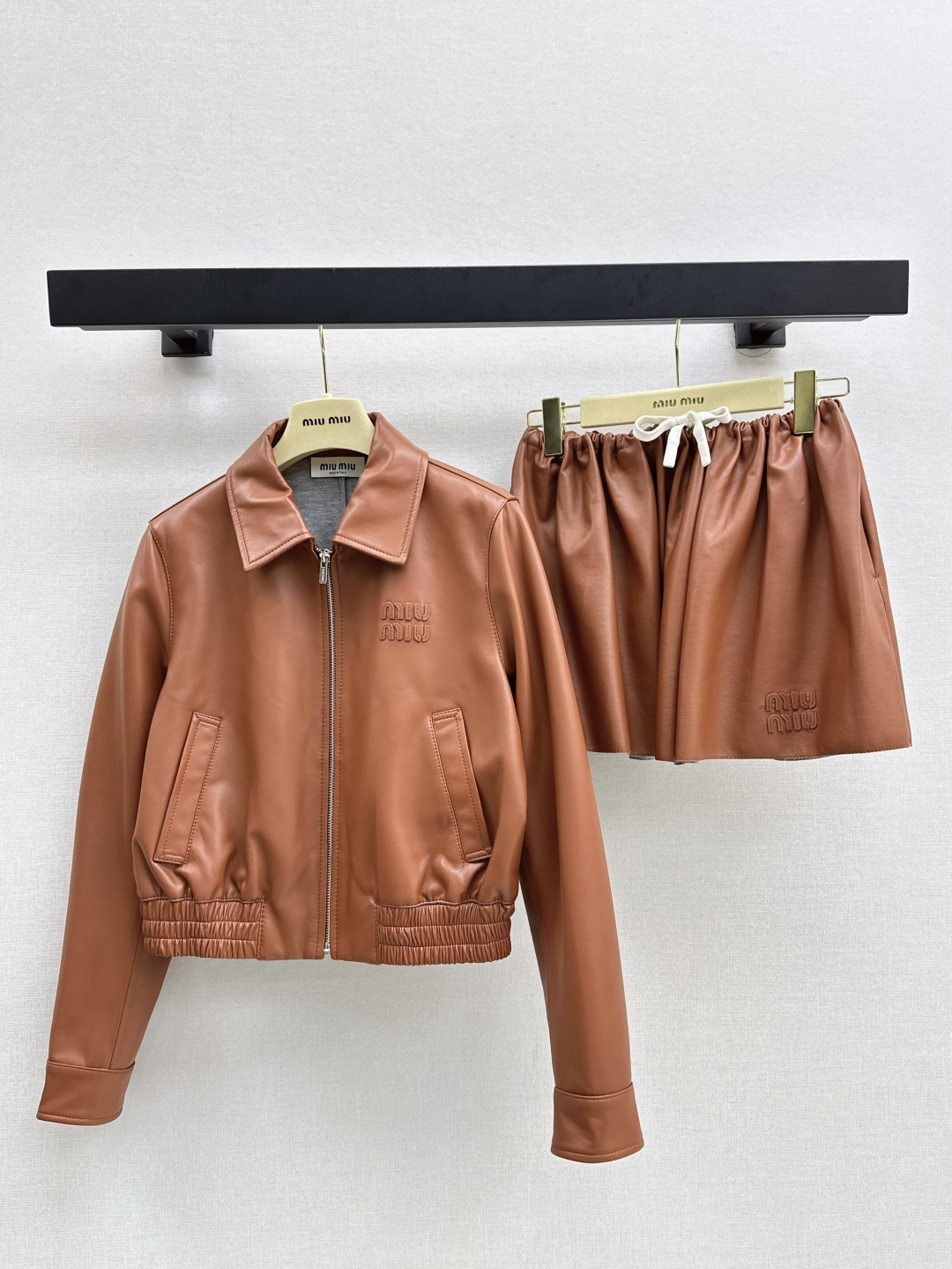 NO:436534,Recommended single models Miu 25Ss————————The latest Miu short jacket leather jacket custom-made top-grade imported 100% lambskin fabric, leather fleshy, oily, soft and delicate, original 3D three-dimensional tailoring, super heavy, classic design, sweet and cool girl outfit casually lazy style, positioning embroidery craft logo, fashionable and advanced, perfect style, upper body, A and cool, two colors are on sale in stock, sml,,miumiu, jackets & coats, jackets & coats, leather jacket, sheepskin, alexander wang19860909爆单款推荐 Miu 25Ss————早秋最新款缪系短款夹克皮衣外套定制顶级进口百分百小羊皮面料 皮质肉感油润柔软又细腻 原版3D立体剪裁看似简单版型超重经典设计超级大爱 甜酷女孩穿搭随性的慵懒风 定位贴绣工艺logo 气质时髦又高级 完美版型上身又A又飒 两色现货发售sml,,miumiu,jackets & coats,jackets & coats,leather jacket,sheepskin,alexander wang,Women's clothing