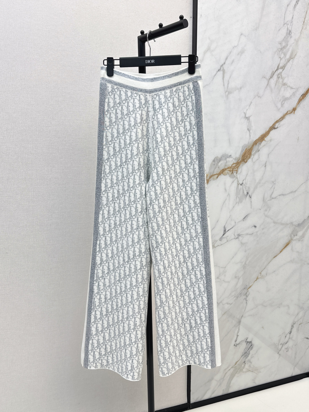 NO:436531,The latest model of the guest decree returns CD 25Ss——————The latest model of double-sided wearable straight-leg pants in early autumn, high-end presbyopia patterns and double-sided wearables, letter jacquard and double weaving craftsmanship, luxurious and handsome, white and rich and beautiful, classic style is not picky for people, huge and slim on the upper body, Swiss machine embroidery sewing tray crafts, imported cashmere yarn double-sided jacquard fabric, four-color spot sml, alexander wang19860909客定爆款回归 CD 25Ss————早秋最新款双面可穿直筒裤高级老花图案双面可穿哦 字母提花双织工艺奢华帅气 白富美必入 经典版型不挑人上身巨显瘦 瑞士机刺绣缝盘工艺 进口羊绒纱线双面提花面料 四色现货发的sml,,alexander wang,Women's clothing