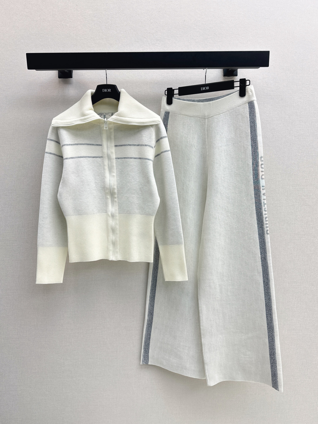 NO:436528,The latest Oblique premium prestige logo zipper cashmere jacket on the early autumn is worn on both sides. The back letter jacquard double weaving process is luxurious and handsome. The large lapel is paired with a small waist design and tailor. The white and rich beauty must be included. The classic style is not picky about people and the upper body looks slim. Swiss machine embroidery sewing tray craftsmanship imported cashmere yarn double-sided jacquard fabric. Four-color spot sml, Jackets & coats, alexander wang19860909客定爆款回归 CD 25Ss————早秋最新款Oblique高级老花logo拉链羊绒外套双面可穿哦 后背字母提花双织工艺奢华帅气 大翻领搭配小蛮腰设计剪裁 时髦又高级 白富美必入 经典版型不挑人上身巨显瘦 瑞士机刺绣缝盘工艺 进口羊绒纱线双面提花面料 四色现货发售sml,,jackets & coats,alexander wang,Women's clothing