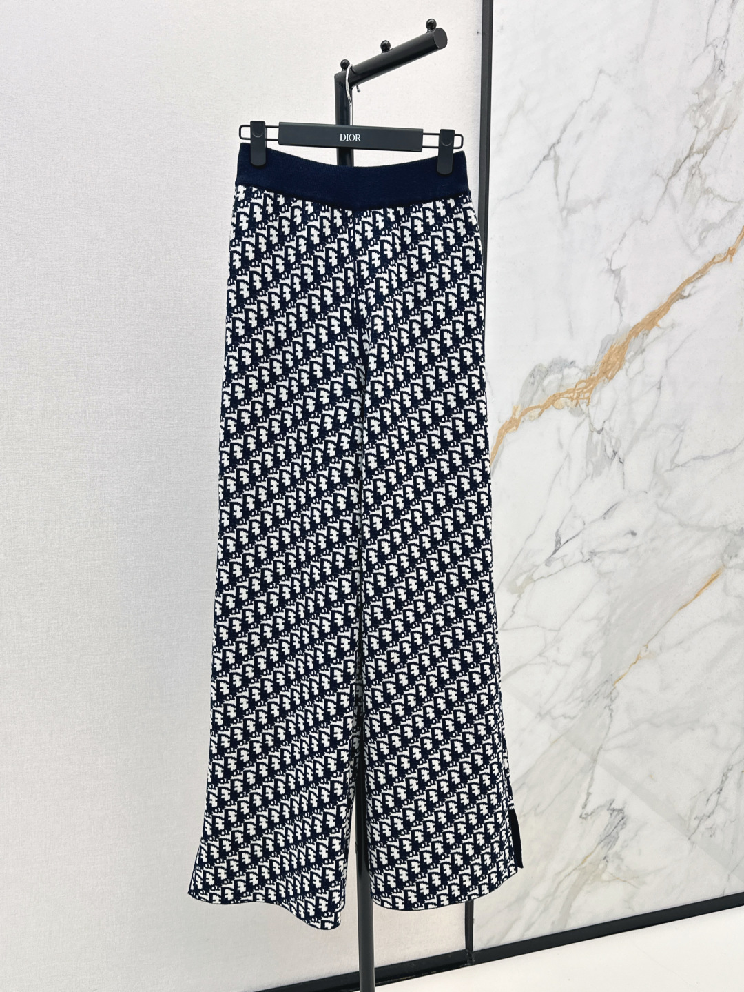 NO:436525,The latest model of the guest decree returns CD 25Ss——————The latest model of double-sided wearable straight-leg pants in early autumn, high-end presbyopia patterns and double-sided wearables, letter jacquard and double weaving craftsmanship, luxurious and handsome, white and rich and beautiful, classic style is not picky for people, huge and slim on the upper body, Swiss machine embroidery sewing tray crafts, imported cashmere yarn double-sided jacquard fabric, four-color spot sml, alexander wang19860909客定爆款回归 CD 25Ss————早秋最新款双面可穿直筒裤高级老花图案双面可穿哦 字母提花双织工艺奢华帅气 白富美必入 经典版型不挑人上身巨显瘦 瑞士机刺绣缝盘工艺 进口羊绒纱线双面提花面料 四色现货发的sml,,alexander wang,Women's clothing