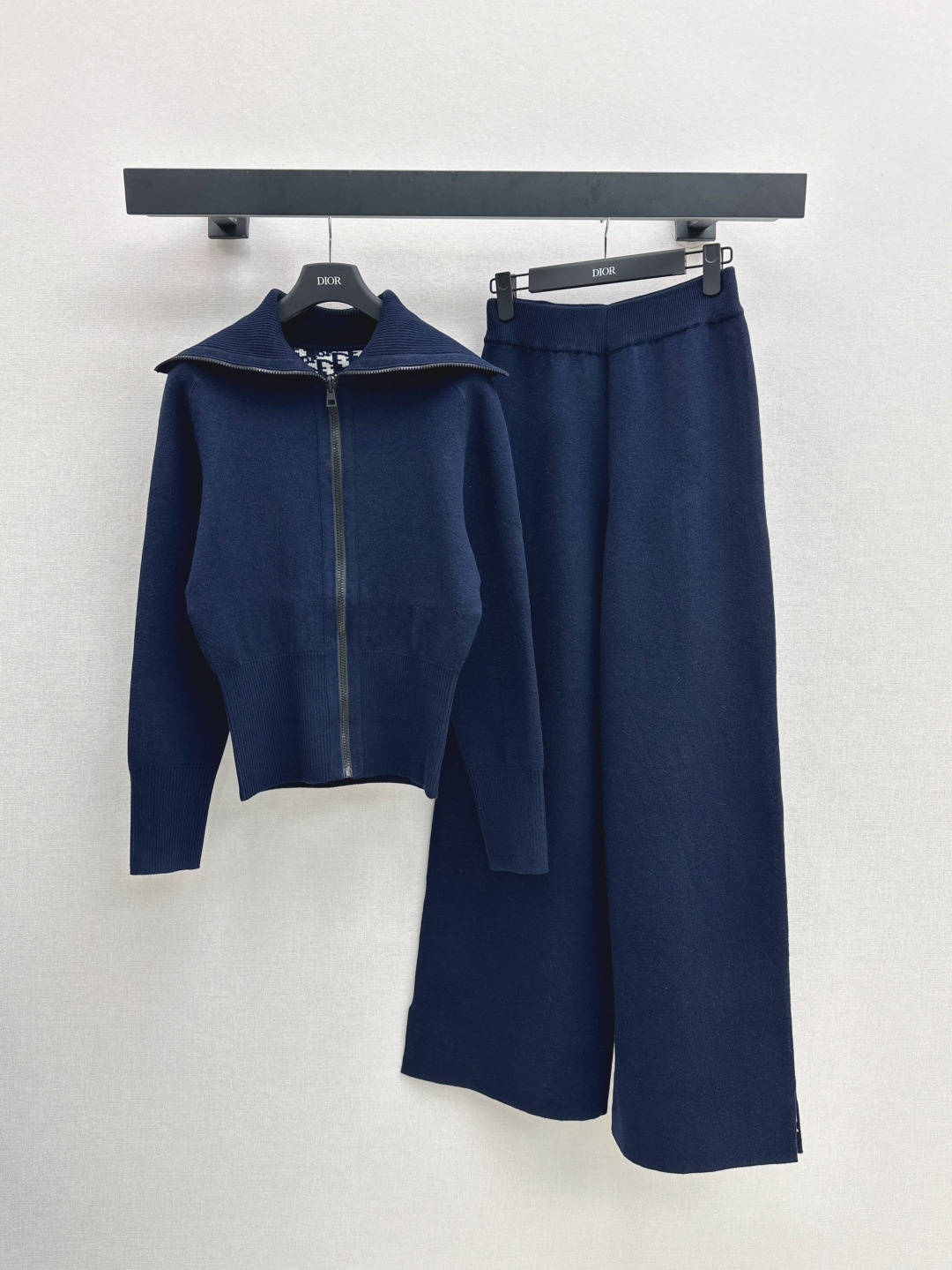 NO:436551,The latest Oblique premium prestige logo zipper cashmere jacket on the early autumn is worn on both sides. The back letter jacquard double weaving process is luxurious and handsome. The large lapel is paired with a small waist design and tailor. The white and rich beauty must be included. The classic style is not picky about people and the upper body looks slim. Swiss machine embroidery sewing tray craftsmanship imported cashmere yarn double-sided jacquard fabric. Four-color spot sml, Jackets & coats, alexander wang19860909客定爆款回归 CD 25Ss————早秋最新款Oblique高级老花logo拉链羊绒外套双面可穿哦 后背字母提花双织工艺奢华帅气 大翻领搭配小蛮腰设计剪裁 时髦又高级 白富美必入 经典版型不挑人上身巨显瘦 瑞士机刺绣缝盘工艺 进口羊绒纱线双面提花面料 四色现货发售sml,,jackets & coats,alexander wang,Women's clothing