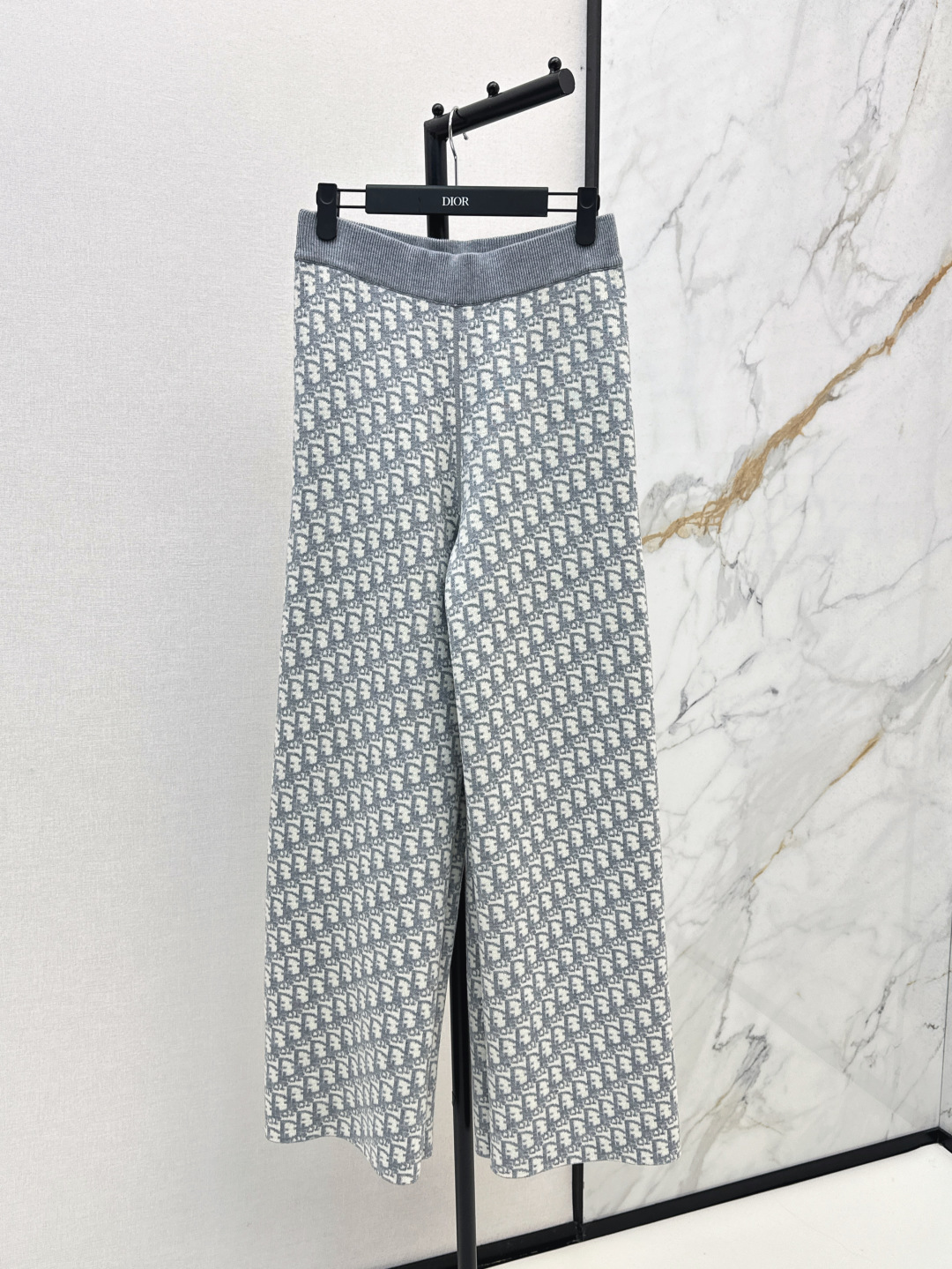 NO:436548,The latest model of the guest decree returns CD 25Ss——————The latest model of double-sided wearable straight-leg pants in early autumn, high-end presbyopia patterns and double-sided wearables, letter jacquard and double weaving craftsmanship, luxurious and handsome, white and rich and beautiful, classic style is not picky for people, huge and slim on the upper body, Swiss machine embroidery sewing tray crafts, imported cashmere yarn double-sided jacquard fabric, four-color spot sml, alexander wang19860909客定爆款回归 CD 25Ss————早秋最新款双面可穿直筒裤高级老花图案双面可穿哦 字母提花双织工艺奢华帅气 白富美必入 经典版型不挑人上身巨显瘦 瑞士机刺绣缝盘工艺 进口羊绒纱线双面提花面料 四色现货发的sml,,alexander wang,Women's clothing