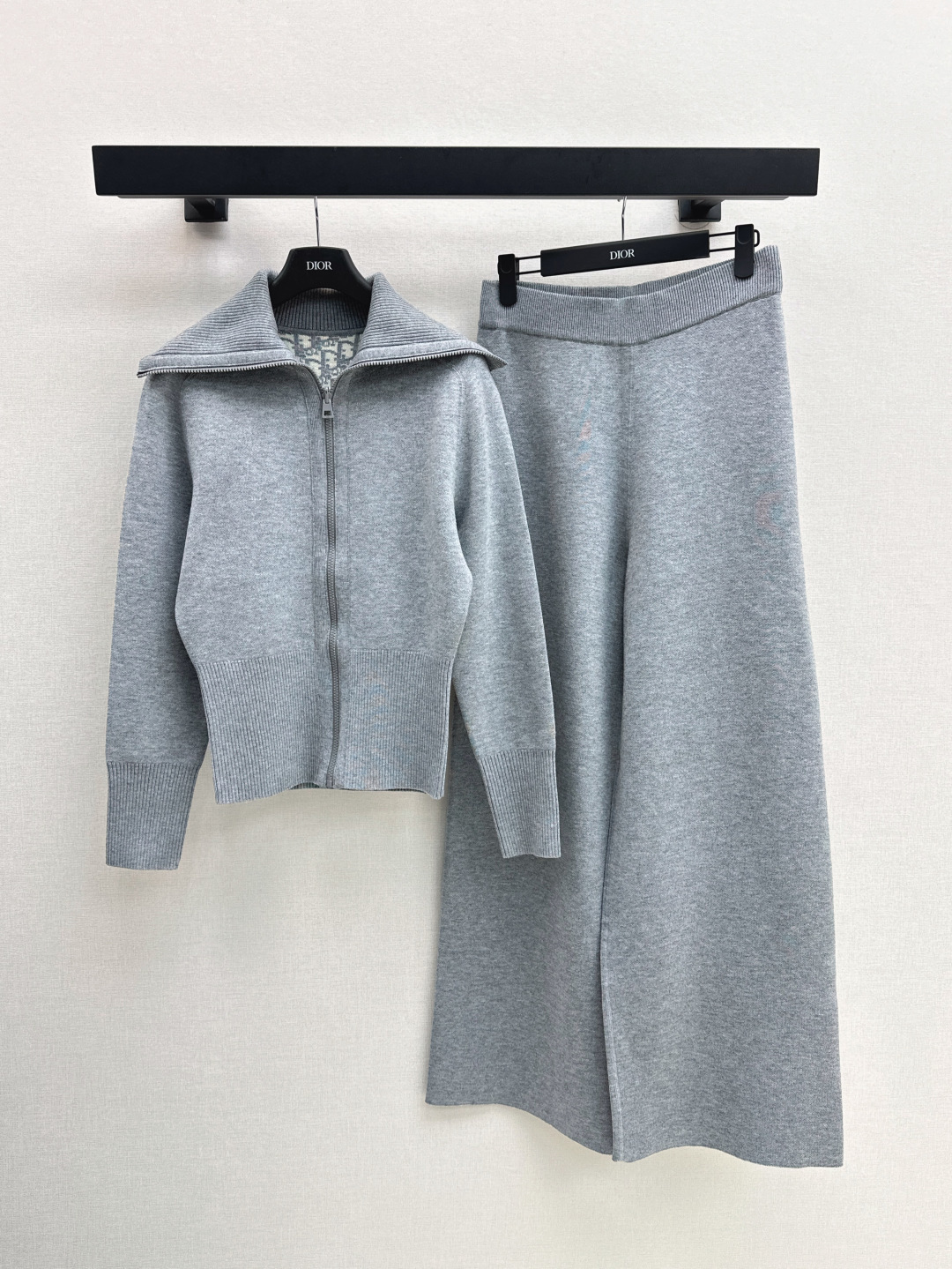 NO:436545,The latest Oblique premium prestige logo zipper cashmere jacket on the early autumn is worn on both sides. The back letter jacquard double weaving process is luxurious and handsome. The large lapel is paired with a small waist design and tailor. The white and rich beauty must be included. The classic style is not picky about people and the upper body looks slim. Swiss machine embroidery sewing tray craftsmanship imported cashmere yarn double-sided jacquard fabric. Four-color spot sml, Jackets & coats, alexander wang19860909客定爆款回归 CD 25Ss————早秋最新款Oblique高级老花logo拉链羊绒外套双面可穿哦 后背字母提花双织工艺奢华帅气 大翻领搭配小蛮腰设计剪裁 时髦又高级 白富美必入 经典版型不挑人上身巨显瘦 瑞士机刺绣缝盘工艺 进口羊绒纱线双面提花面料 四色现货发售sml,,jackets & coats,alexander wang,Women's clothing