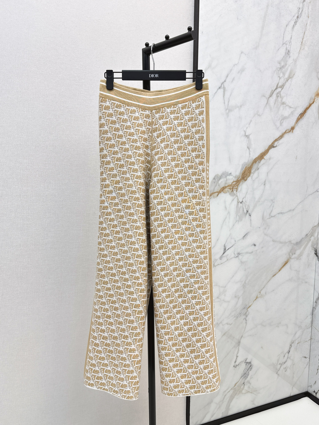 NO:436542,The latest model of the guest decree returns CD 25Ss——————The latest model of double-sided wearable straight-leg pants in early autumn, high-end presbyopia patterns and double-sided wearables, letter jacquard and double weaving craftsmanship, luxurious and handsome, white and rich and beautiful, classic style is not picky for people, huge and slim on the upper body, Swiss machine embroidery sewing tray crafts, imported cashmere yarn double-sided jacquard fabric, four-color spot sml, alexander wang19860909客定爆款回归 CD 25Ss————早秋最新款双面可穿直筒裤高级老花图案双面可穿哦 字母提花双织工艺奢华帅气 白富美必入 经典版型不挑人上身巨显瘦 瑞士机刺绣缝盘工艺 进口羊绒纱线双面提花面料 四色现货发的sml,,alexander wang,Women's clothing