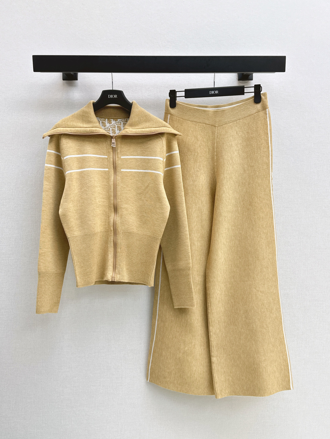 NO:436539,The latest Oblique premium prestige logo zipper cashmere jacket on the early autumn is worn on both sides. The back letter jacquard double weaving process is luxurious and handsome. The large lapel is paired with a small waist design and tailor. The white and rich beauty must be included. The classic style is not picky about people and the upper body looks slim. Swiss machine embroidery sewing tray craftsmanship imported cashmere yarn double-sided jacquard fabric. Four-color spot sml, Jackets & coats, alexander wang19860909客定爆款回归 CD 25Ss————早秋最新款Oblique高级老花logo拉链羊绒外套双面可穿哦 后背字母提花双织工艺奢华帅气 大翻领搭配小蛮腰设计剪裁 时髦又高级 白富美必入 经典版型不挑人上身巨显瘦 瑞士机刺绣缝盘工艺 进口羊绒纱线双面提花面料 四色现货发售sml,,jackets & coats,alexander wang,Women's clothing