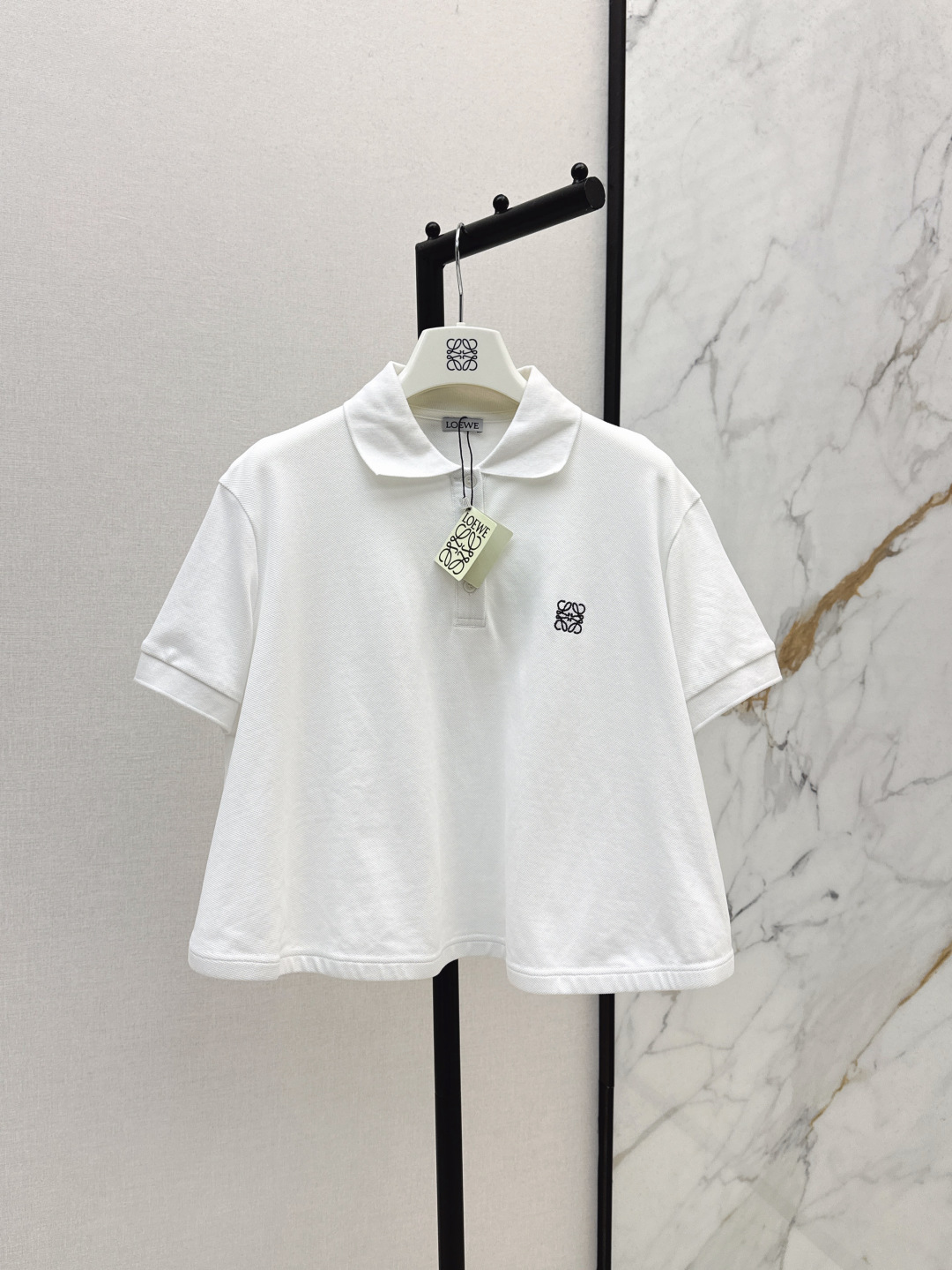 NO:436533,Loe 25Ss————The latest spring and summer limited fashionable girl with limited summer style, super well-behaved A-sty polo shirt, huge slim naughty girl with paper outfit, white and rich beauty, must-have item, imported pure cotton fabric, excellent texture, classic style is not picky for people, top body, slim and versatile, daily wear, two colors are on sale in stock, sml, loewe, alexander wang19860909Loe 25Ss————春夏最新款夏日限定时髦女孩 超乖的A摆polo衫小上衣 巨显瘦的调皮女孩纸片人穿搭 白富美必入单品 进口纯棉面料质感超赞 经典版型不挑人上身显瘦又百搭 日常穿搭必备 两色现货发售sml,,loewe,alexander wang,Women's clothing