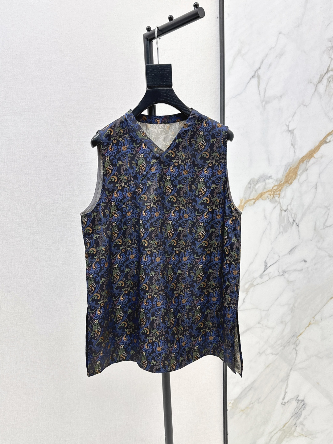 NO:436527,Rich and charming, single-style fragrant cloud yarn series 25Ss—————The latest new Chinese-style silk vest in spring and summer, absolutely elegant and high-end, very heavy-industrial jacquard pattern, paired with high-density silk fabric, own calmness and nobility, integrating oriental aesthetics, dignified and generous feeling, classic small stand collar, style is not picky, H tailoring box type is suitable for all body shapes, one color is available in stock mlxl,, real silk, alexander wang19860909富贵迷人 爆单款香云纱系列 25Ss————春夏最新款新中式国风真丝马甲 妥妥的优雅和高级 非常重工的提花图案 搭配高密度真丝面料 自有的冷静贵气 集合了东方的美学 端庄大方的感觉 经典小立领 版型不挑人 H剪裁箱型适合各种身材 一色现货发售mlxl,,real silk,alexander wang,Women's clothing