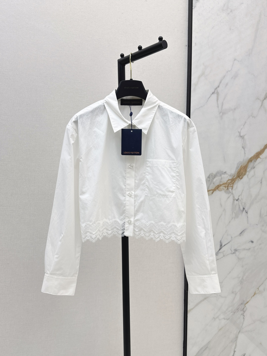 NO:436524,L Home 25Ss—————The latest sailing vacation series in early autumn, beach cool summer Monogram lace lace shirt classic short H-shaped upper body, huge slim, imported pure cotton fabric light, delicate and comfortable, positioning pattern lace lace fashionable and high-end, versatile and not picky, one-color spot sale sml, louis vuitton,shirts,alexander wang19860909L家 25Ss————早秋最新款航海度假系列沙滩清凉夏日Monogram蕾丝花边衬衫经典短款H版型上身巨显瘦 进口纯棉面料轻盈细腻舒适 定位图案蕾丝花边时髦又高级 百搭不挑人 一色现货发售sml,,louis vuitton,shirts,alexander wang,Women's clothing