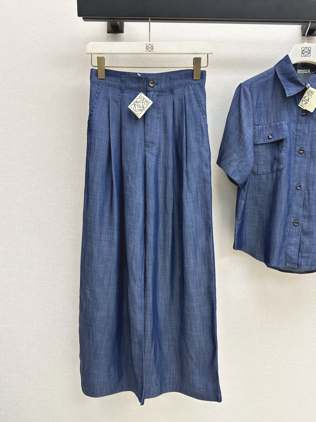 NO:436523,The versatile set of people must have Loe 25Ss————The latest casual Tennis denim suit in spring and summer, loose short-sleeved shirt + straight pants. Tennis denim fabric is light and textured very suitable for summer outfits. It is particularly good. A set of visual effects with a three-seven proportion. The fabric is thin and not stuffy. The first choice for summer. The dark blue color is very good. One color is developed. SML trousers, loewe,shirts, T-shirt, alexander wang19860909人手必备百搭套装 Loe 25Ss————春夏最新款休闲天丝牛仔套装宽松短袖衬衫+直筒裤 天丝牛仔面料轻薄质感很适合夏日穿搭 特别好看 一套搭配三七比例感的视觉效果 面料轻薄不闷热夏季首选 深蓝色颜色系很好看 一色分开发 现货发售sml 长裤,,loewe,shirts,T-shirt,alexander wang,Women's clothing